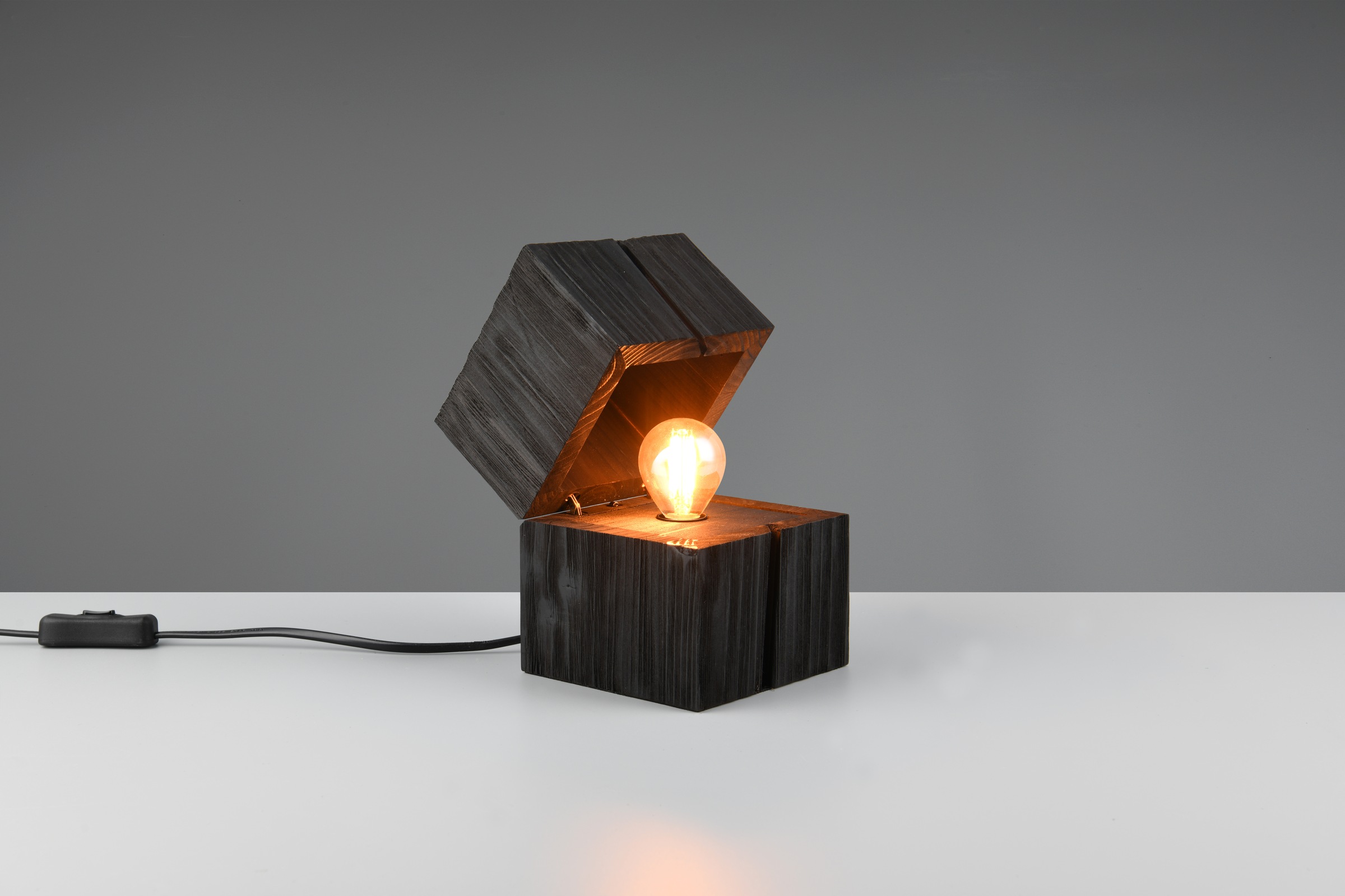 TRIO Leuchten Schreibtischlampe »TREASURE, Deko Tischleuchte Schatzkiste inkl 1xE14 LED 225 Lumen 2700K«, 1 flammig, Leuchtmittel E14 | Leuchtmittel wechselbar, Licht startet bei öffnen der Box, Schnurschalter, Naturholz Tischlampe