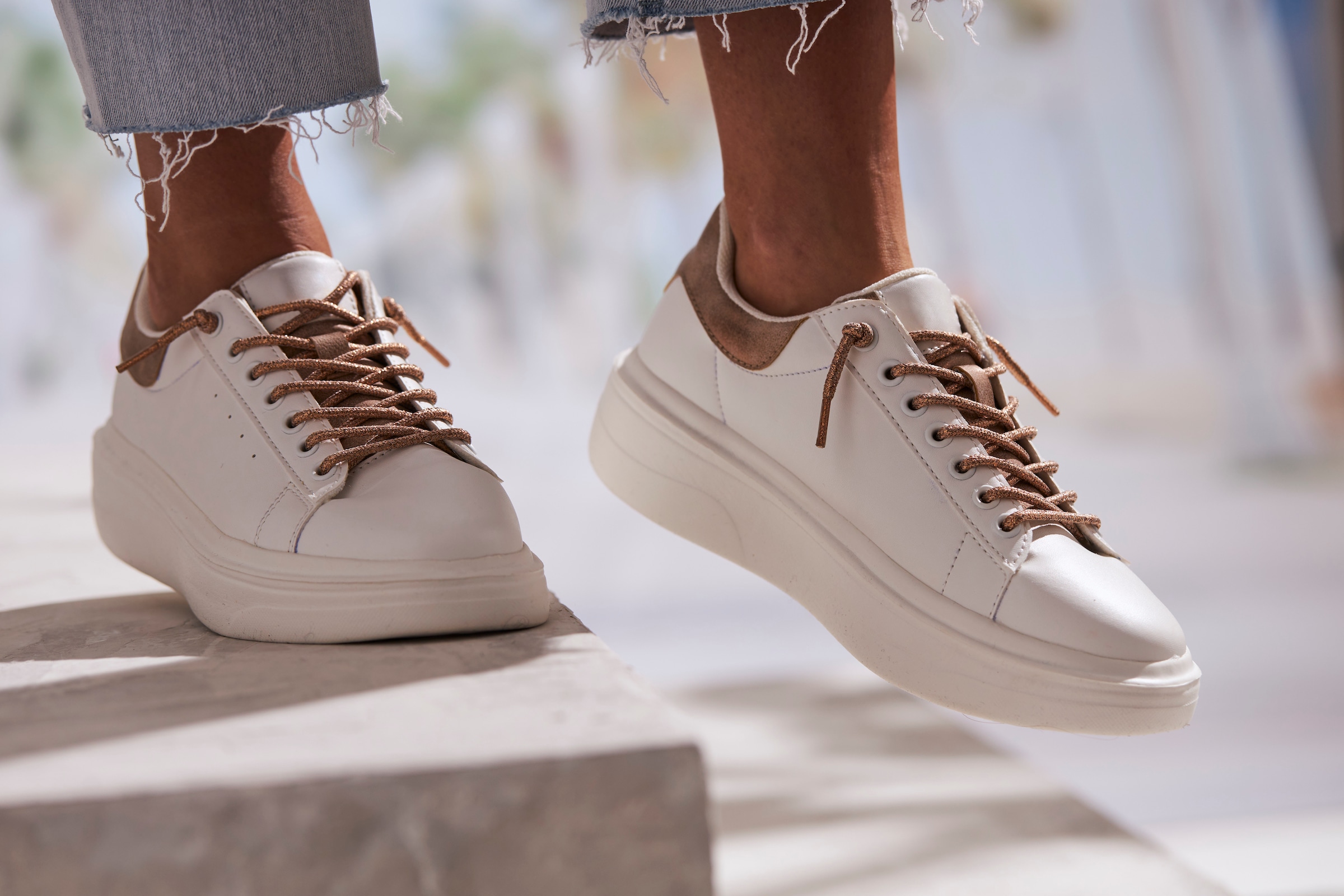 LASCANA Sneaker »Freizeitschuhe,«, mit Metallicdetails und elastischen Schnürbändern VEGAN