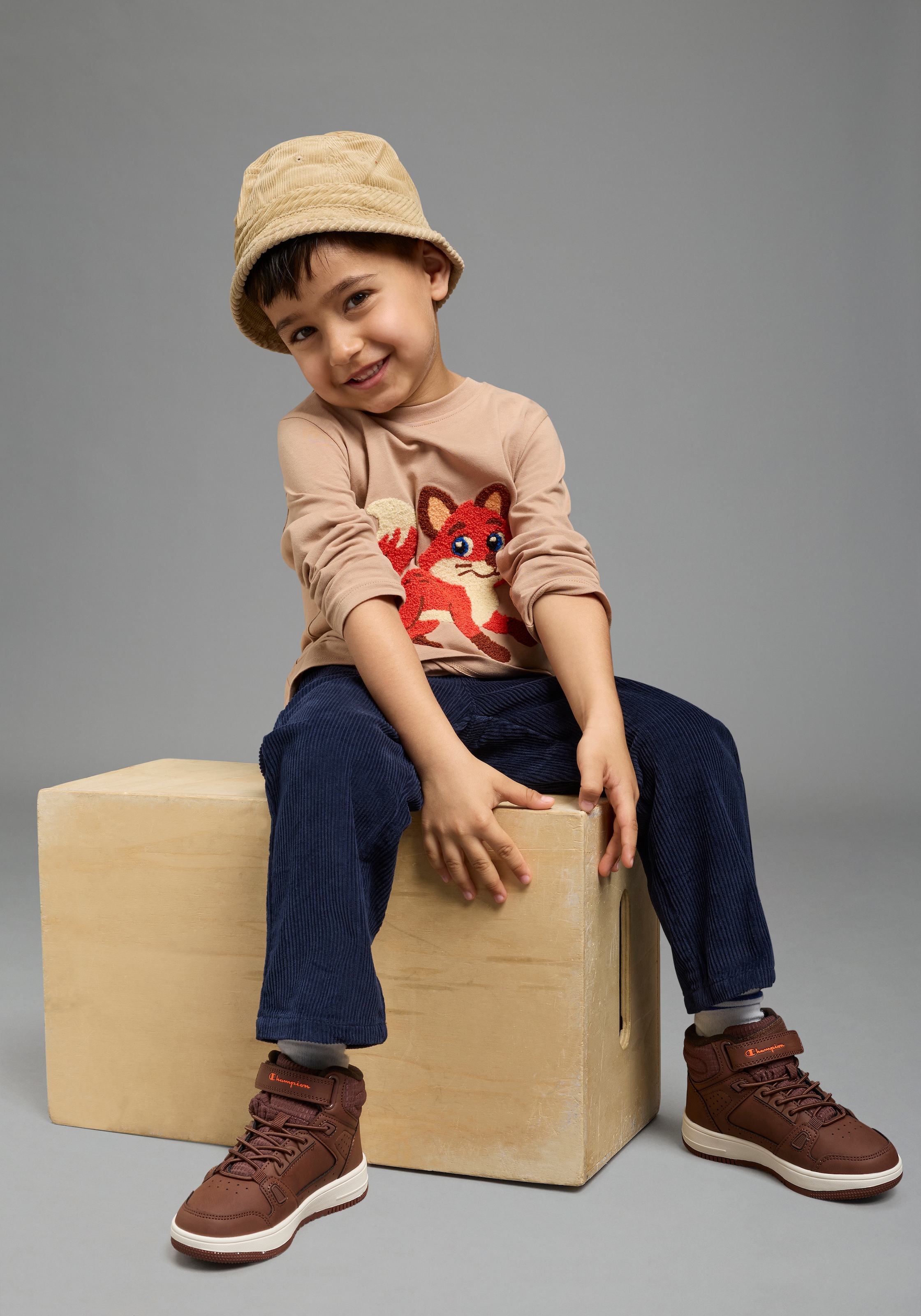 KIDSWORLD Langarmshirt »Shirt mit großer Fuchs Frottee-Applikation« hüftlange Basic-Passform, Langarm-Design, mit Stickerei