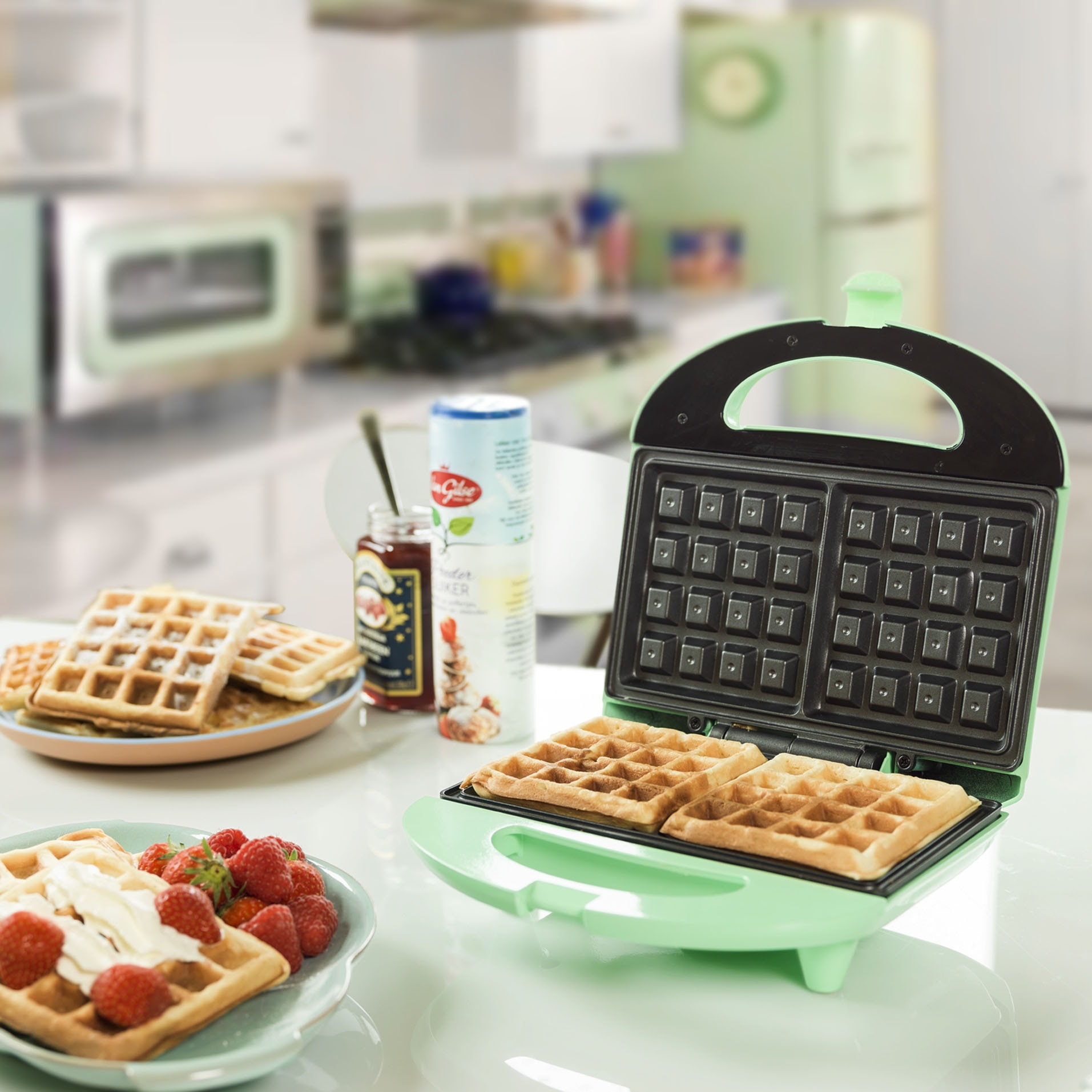 bestron Waffeleisen »Sweet Dreams«, 700 W, mit Antihaftbeschichtung, Retro  Design, für Belgische Waffeln, Mintgrün auf Rechnung kaufen