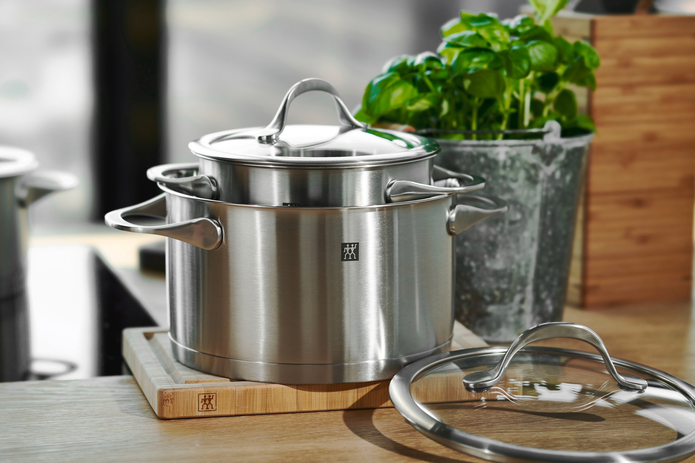 Zwilling Topf-Set »Essence«, Edelstahl 18/10, (Set, 9 tlg., je 1 Kochtopf Ø 16/20/24 cm, 1 Bratentopf Ø 20 cm, 1 Stieltopf Ø 16 cm), Sandwichboden sehr gute Wärmeverteilung Füllskala Edelstahlgussgriffe