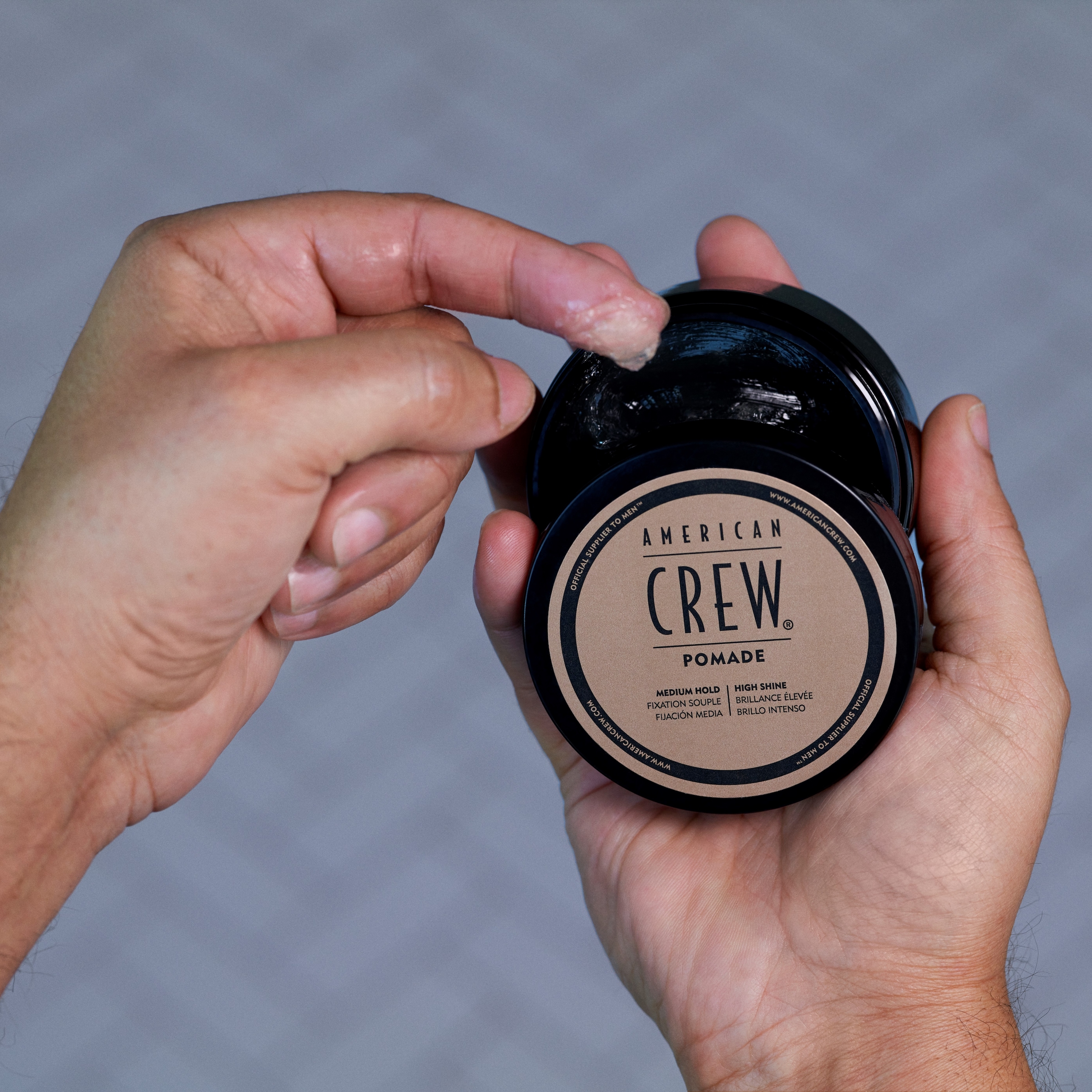 American Crew Styling-Creme »Pomade Duo Styling Set - Classic Pomade 85 gr + 50 gr«, (Set, 2 tlg.), Pomade für lockiges Haar, Shampoo-Probe für gepflegtes Männerhaar.