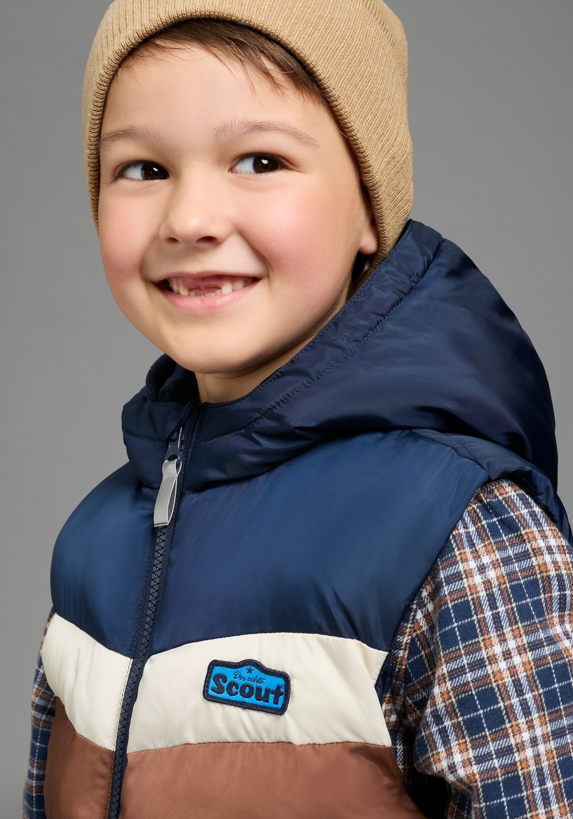 Scout Steppweste »Colorblocking Weste mit Farbeinsätzen und Fleecefutter« aus wärmendem und wasserabweisendem Material, mit Kapuze