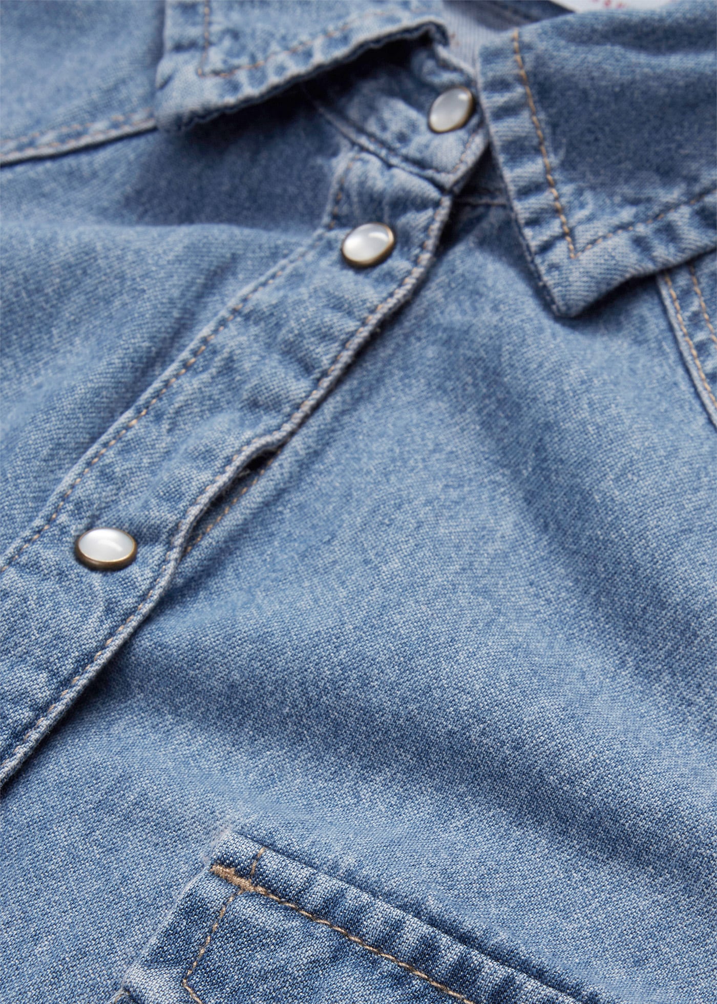 bonprix Jeanshemd mit zwei Brusttaschen und schmucken Druckknöpfen