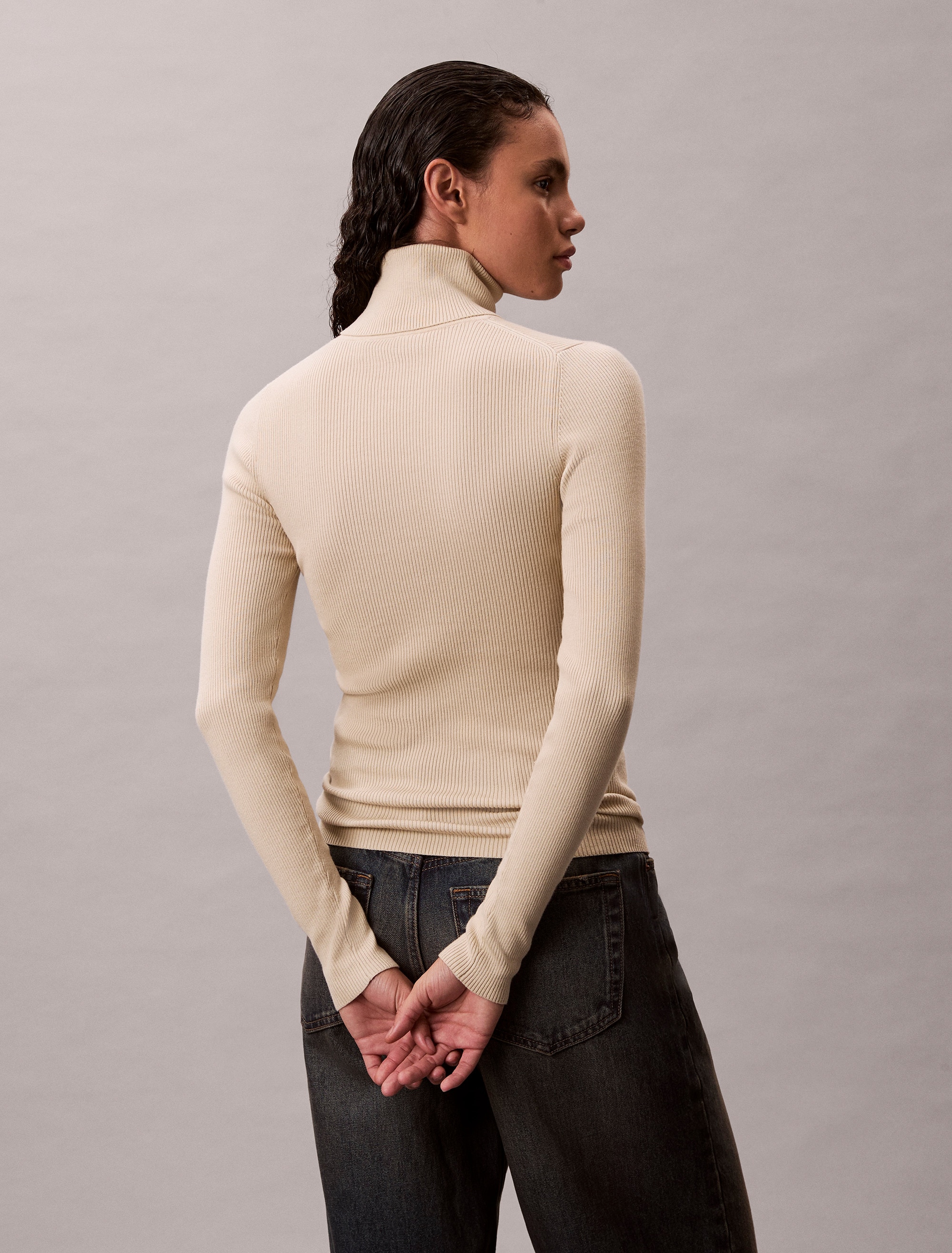 Calvin Klein Jeans Rollkragenpullover Rippstrick, figurbetonte Passform, Markenlabel