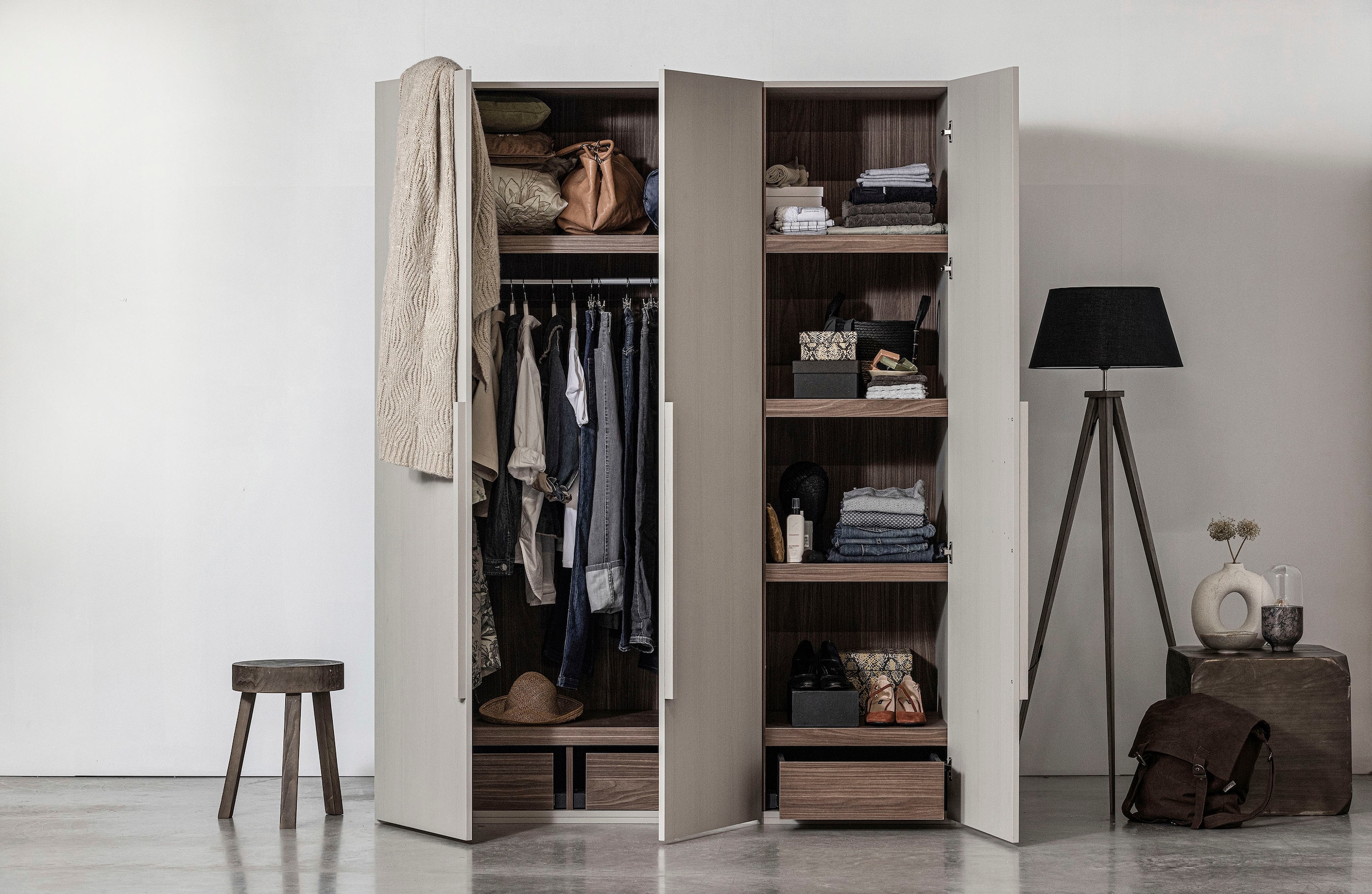 WOOOD Garderobenschrank »Rens«, aus Nussbaum-Dekor, viel Stauraum, Höhe 210 cm