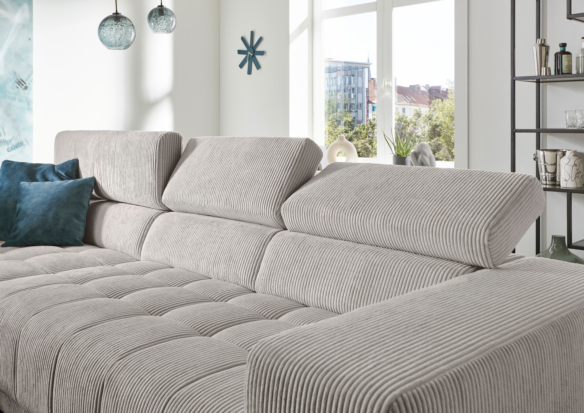 Die PlanBar Ecksofa »MP-IN15053 L-Form breiter Schenkel« wahlweise mit Kopfteilverstellung und manueller Vorziehbank