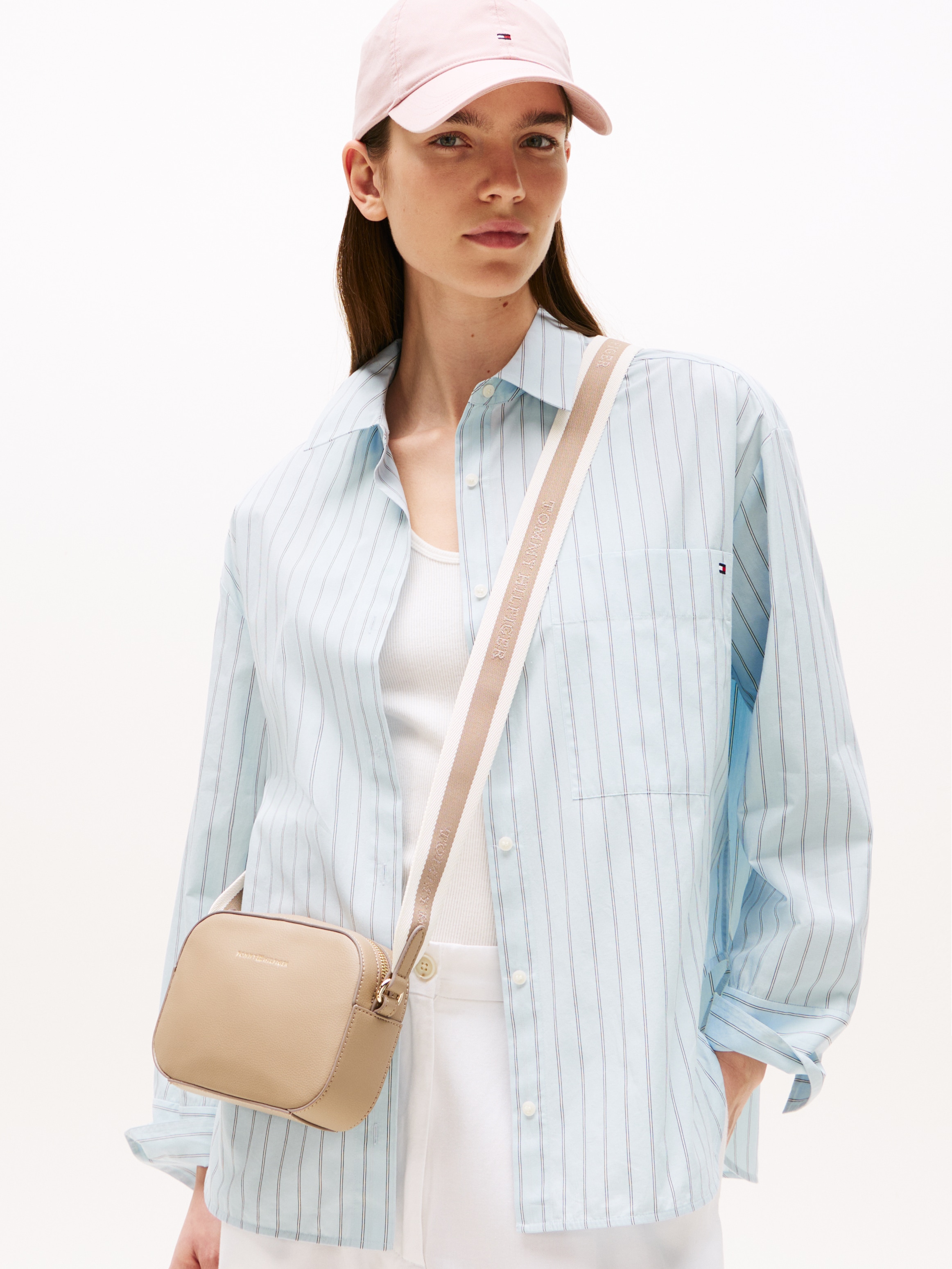 Tommy Hilfiger Umhängetasche »TH LOGOTAPE CAMERA BAG«, Damen Schultertasche, Minibag mit Logo-Schriftzug auf Umhängeriemen