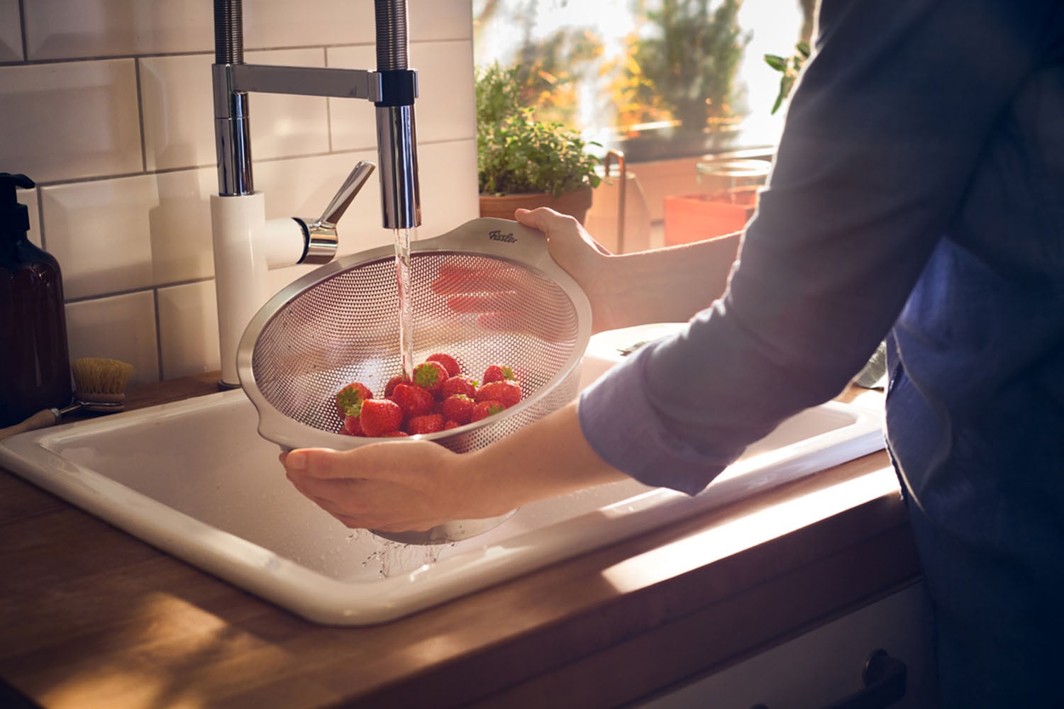 Fissler Küchensieb »Essential®, Sieb (ca. 24 cm)« Voll perforiertes Edelstahlsieb mit hygienischem Standfuß