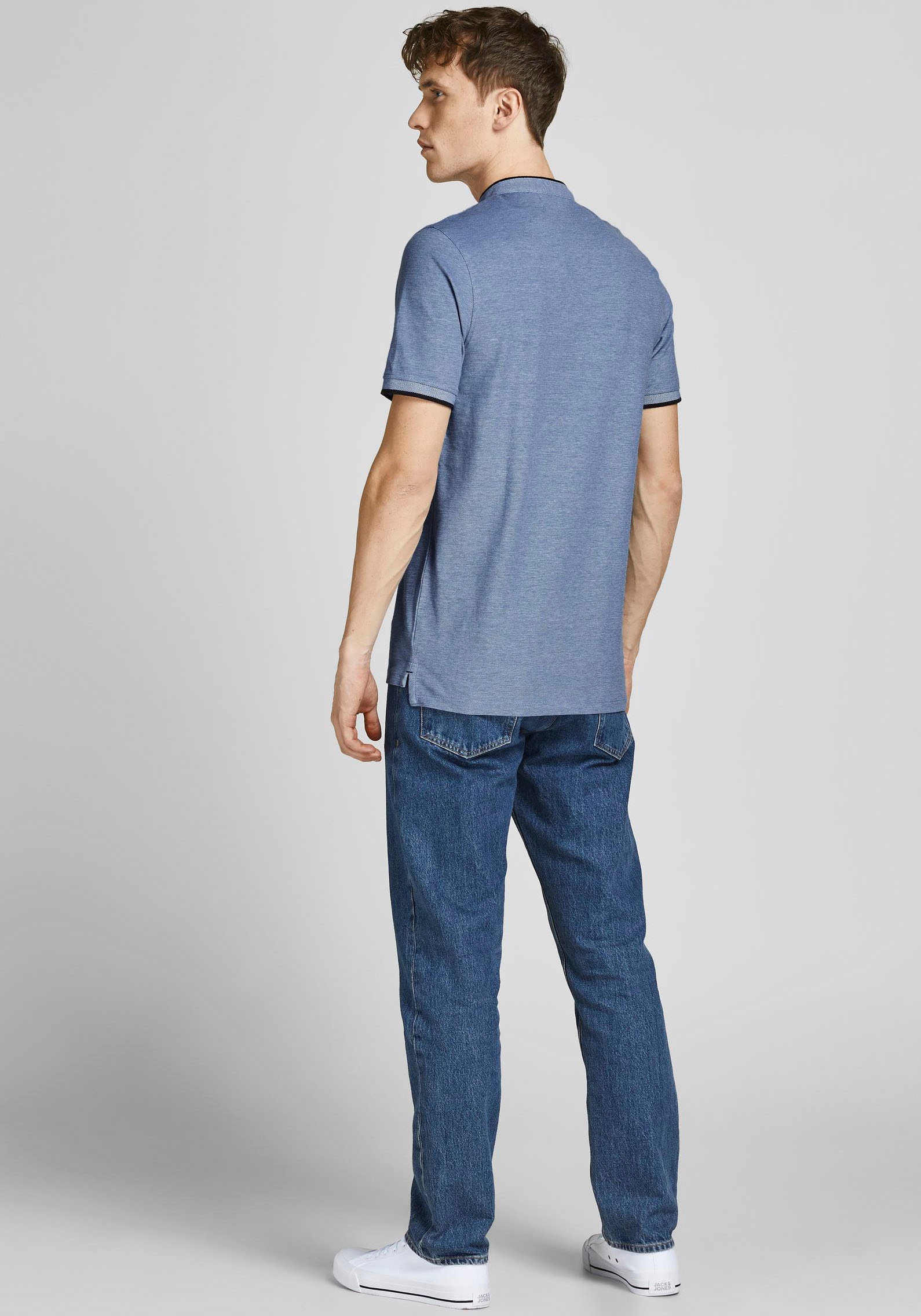Jack & Jones Kurzarmshirt »PAULOS MAO POLO«, mit kontrastfarbiger Kante am schmalen Stehkragen und am Ärmelsaum