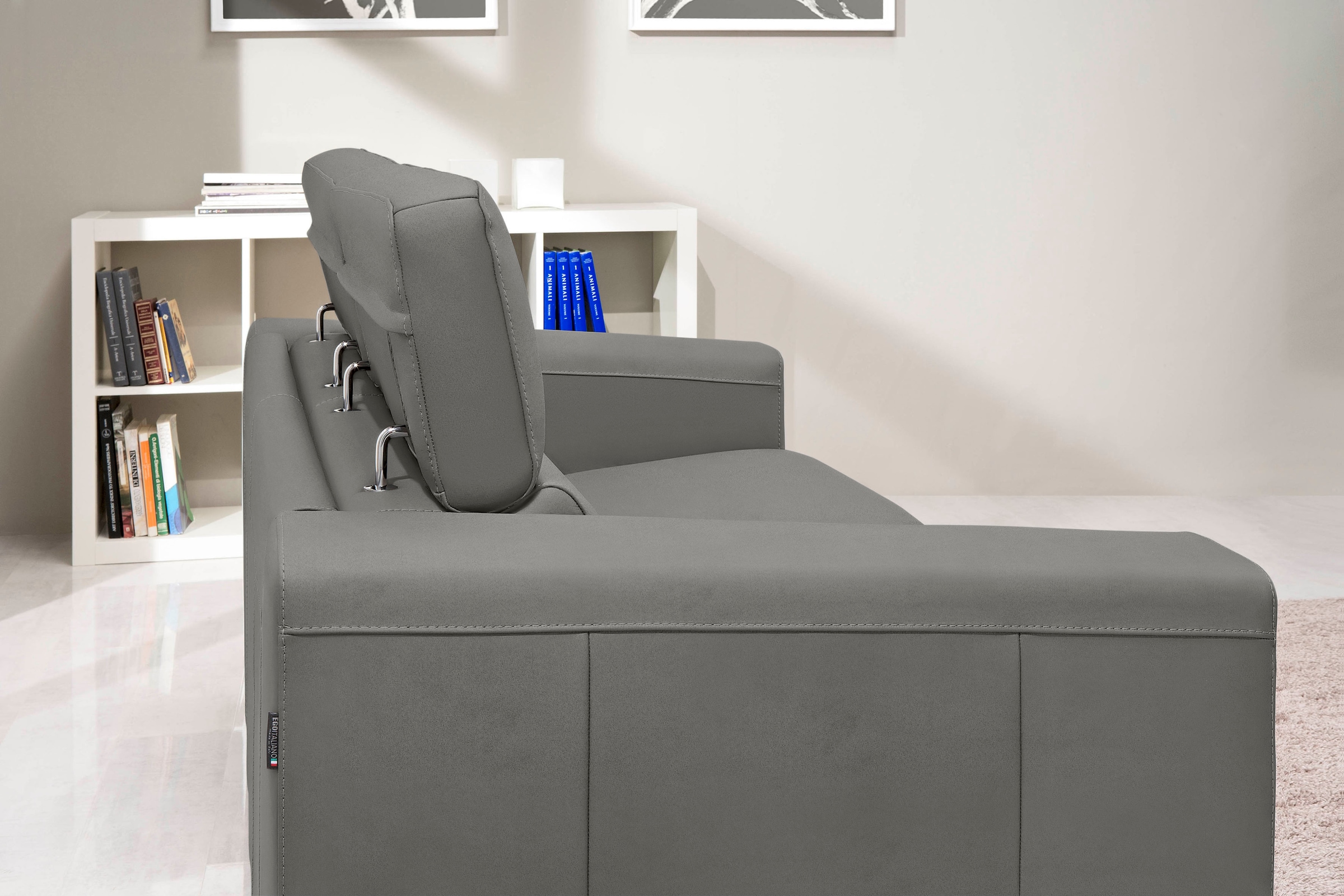 Egoitaliano Schlafsofa »Cabiria, Design und super Sitz- und Liegekomfort«, Sofa inkl. Schlaffunktion, Kopfteile verstellbar, mit Metallfüßen