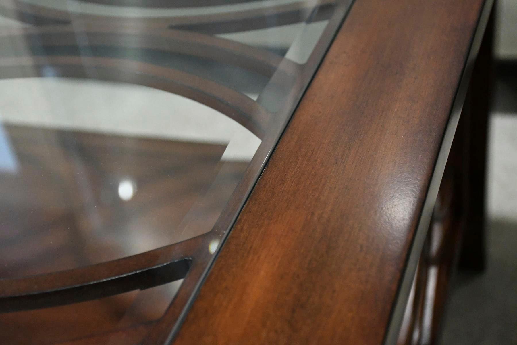 Leonique Couchtisch »Brayden«, Couchtisch Nussbaum, braun, edel, Ablageboden, Glasplatte, 132x71x46
