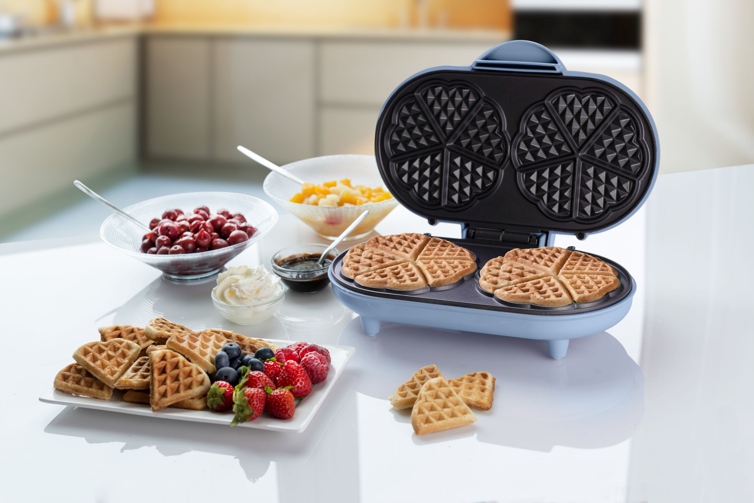 bestron Waffeleisen »ADWM1000B«, 1200 W, für klassische Herzwaffeln, mit Backampel, Blau