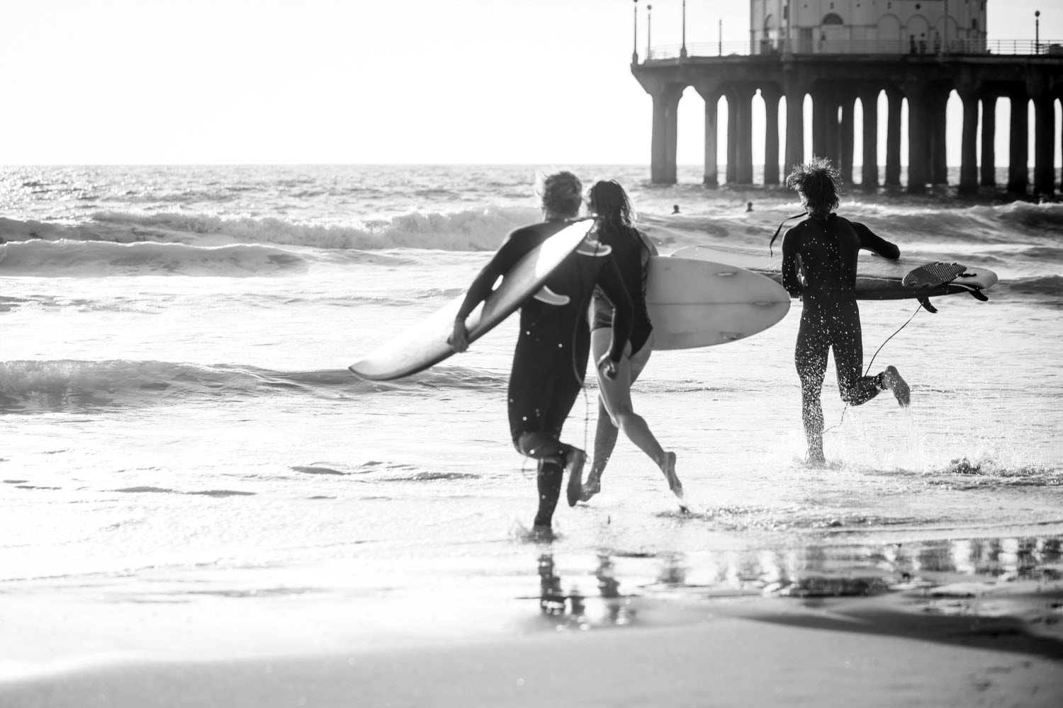 queence Acrylglasbild »Surfer am Strand«, Kunst-Schwarz-Weiß-Unterwasserwelt-Sport, Fine Art-Print in Galeriequalität