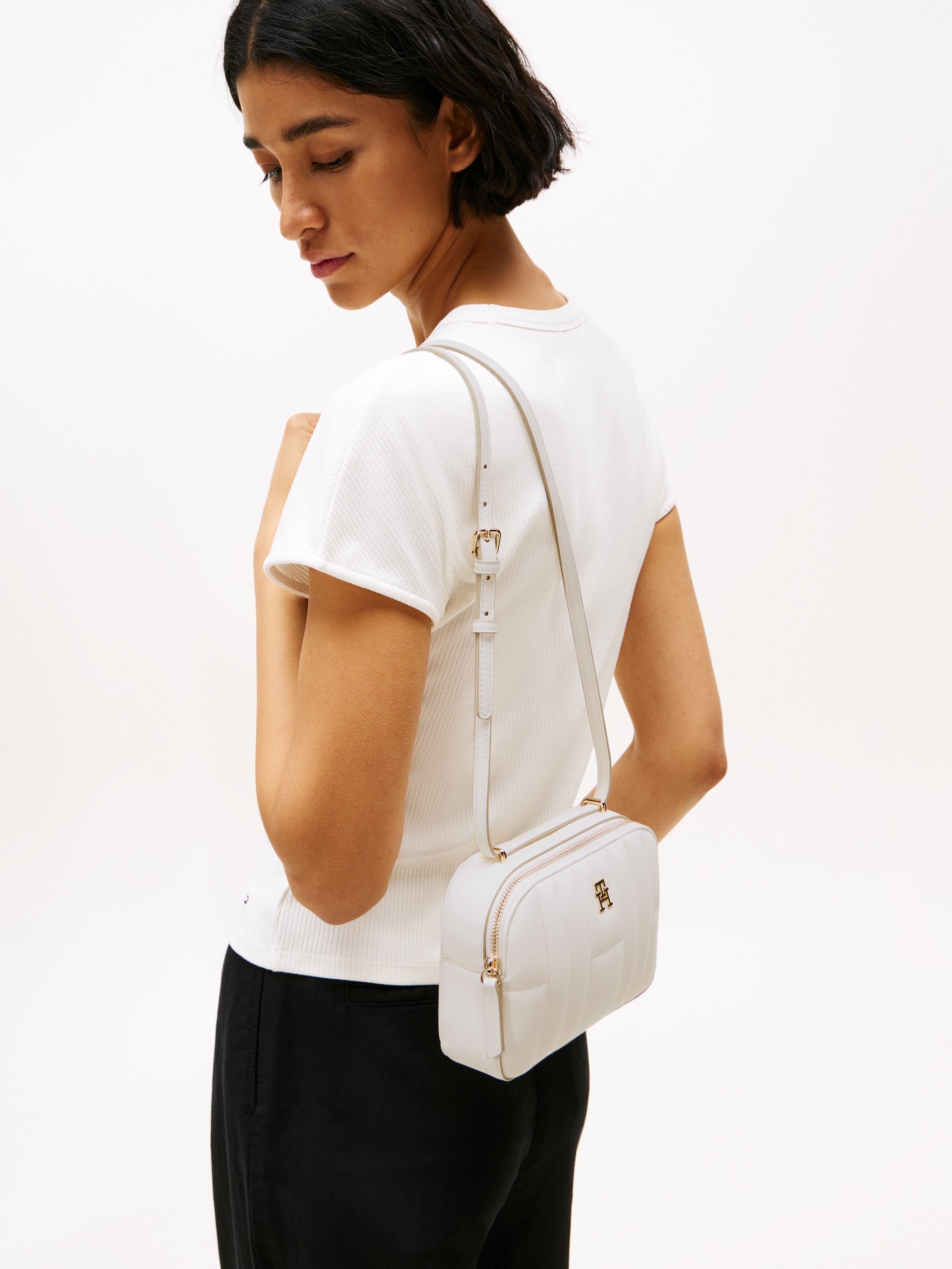Tommy Hilfiger Umhängetasche »TH FEMININE CONV CAMERA BAG«, Damen Schultertasche, Minibag im trendigen Stepp-Design