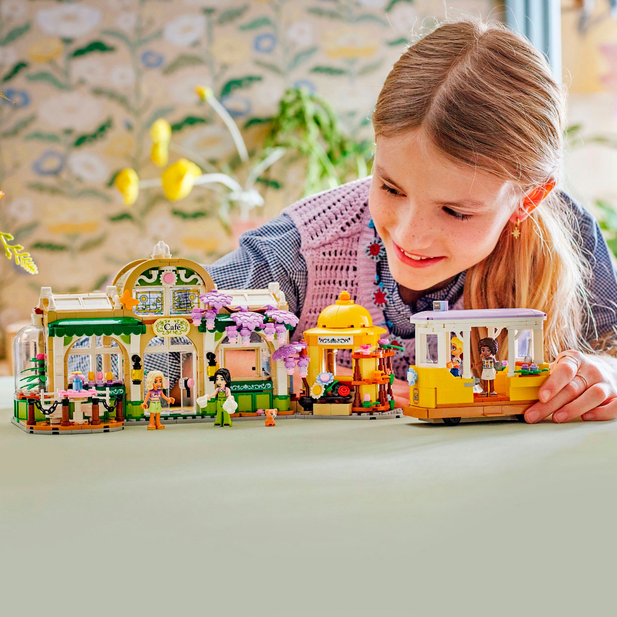 LEGO® Konstruktionsspielsteine »Pflanzencafé und Blumenkiosk (42671), LEGO Friends«, (1138 St.), Made in Europe