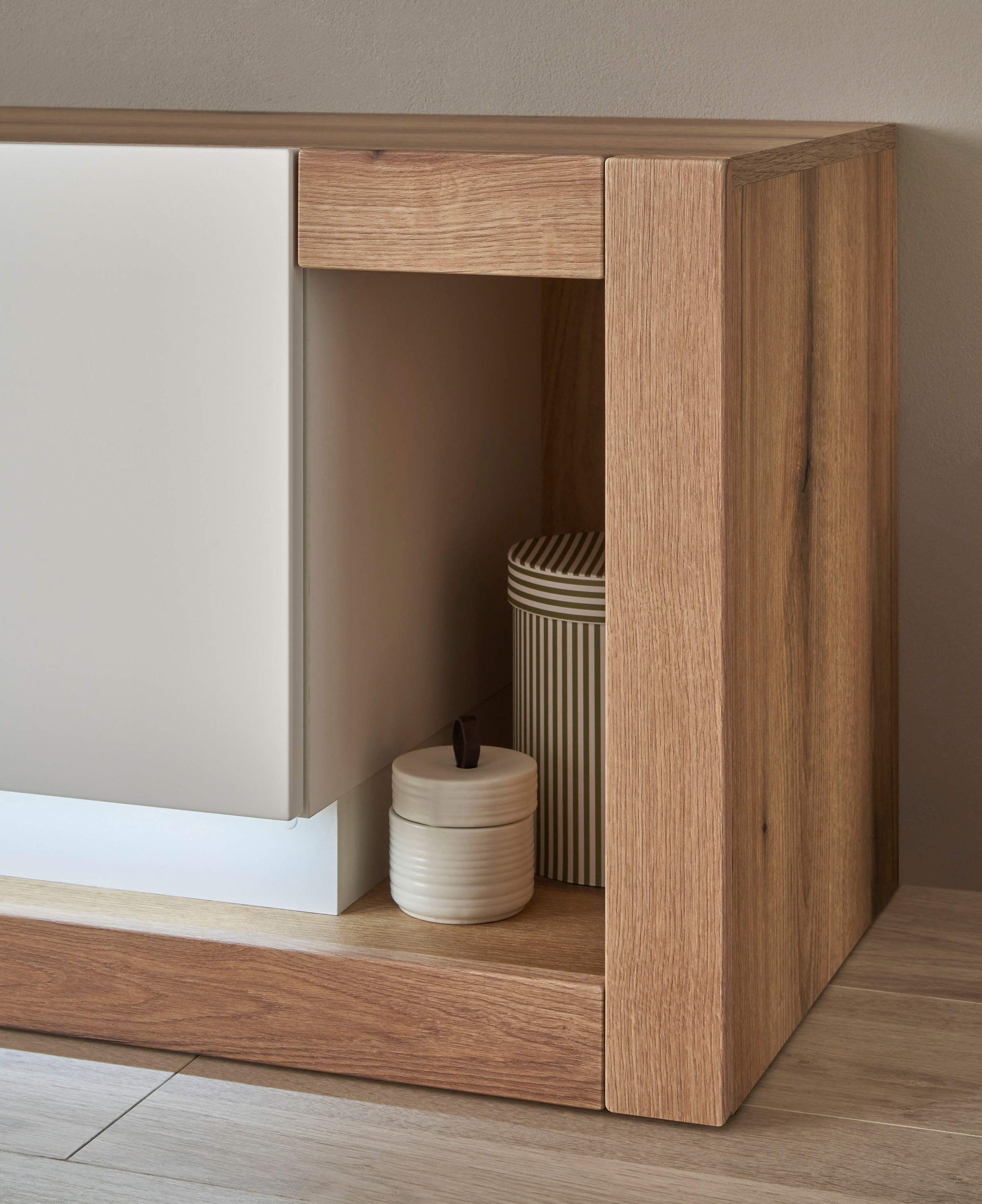 INOSIGN Lowboard »Brixen, moderner TV-Schrank, Kommode in Eiche Evoke Dekor mit Weiß«, Metallgriffe, ausreichend Stauraum, vielseitig einsetzbar