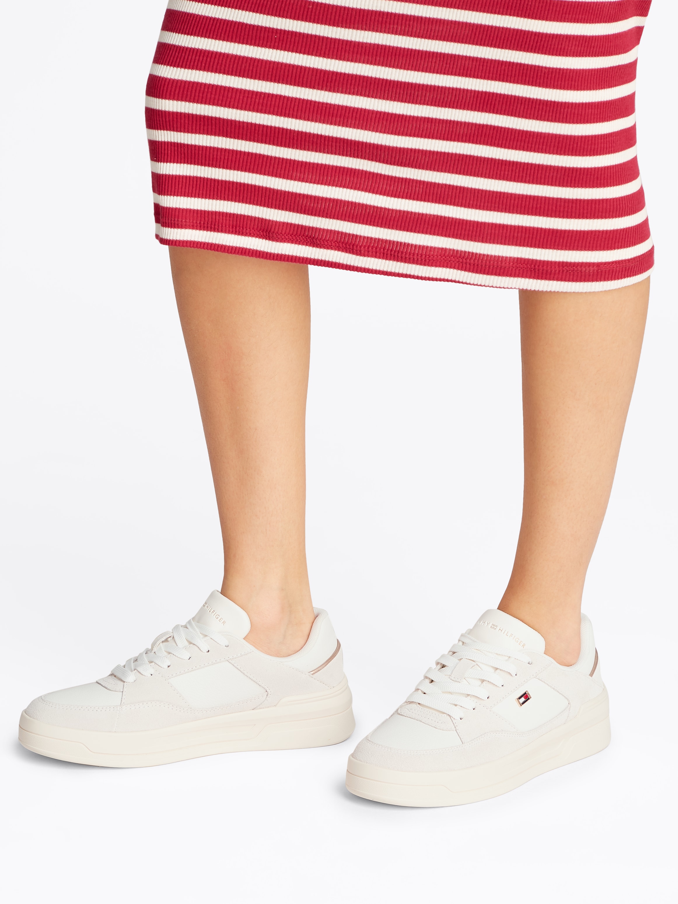 Tommy Hilfiger Plateausneaker »ESSENTIAL BASKET SNEAKER«, Freizeitschuh, Halbschuh, Schnürer mit Logoflaggen-Emblem