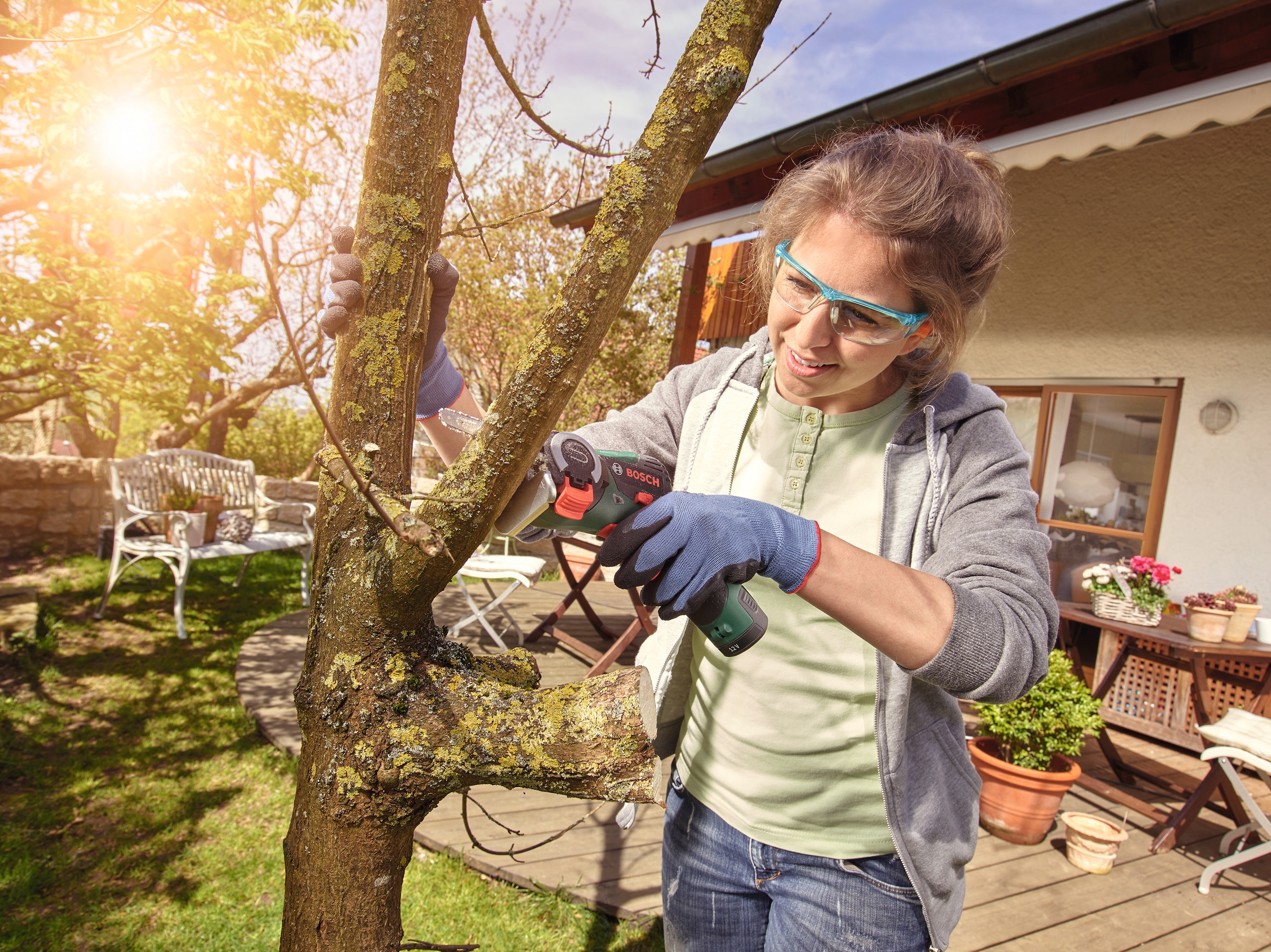 Bosch Home & Garden Akku-Multisäge »EasyCut 12 nanoBLADE-Säge«, (Set), mit Akku 12 V/2,0Ah und Ladegerät