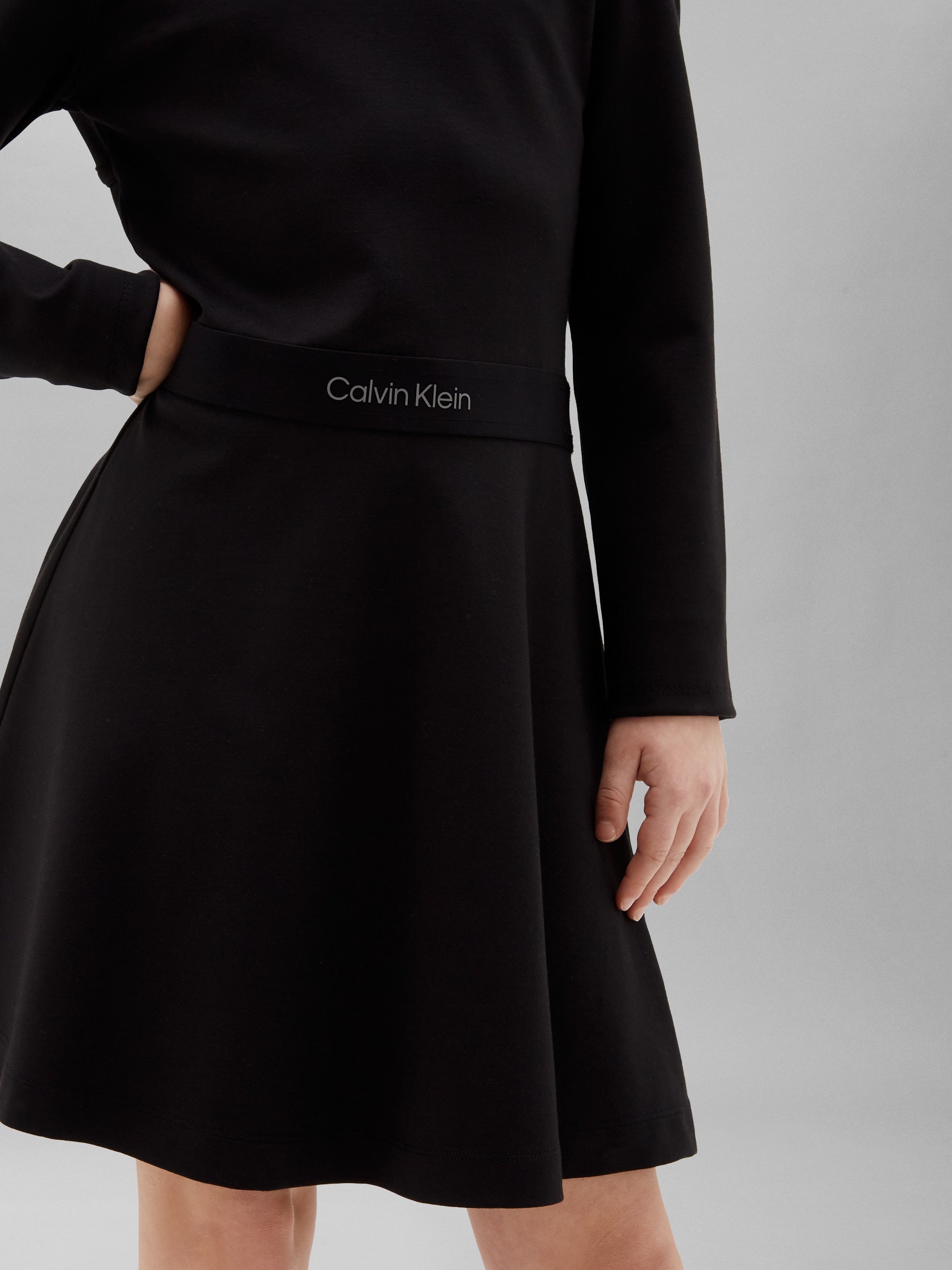 Calvin Klein Jeans Skaterkleid Ohne Taschen Rundhalsausschnitt, Viskosemischung, Logoschriftzug in der Taille