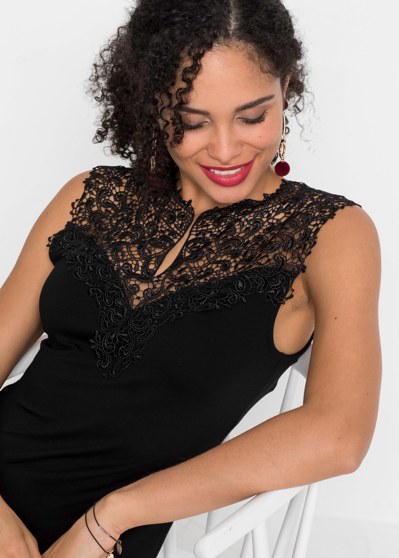 bonprix Spitzentop »Top aus fließendem Viskose-Mix« figurenbetonte Passform, ärmelloses Design, eleganter Stil, mit Spitze