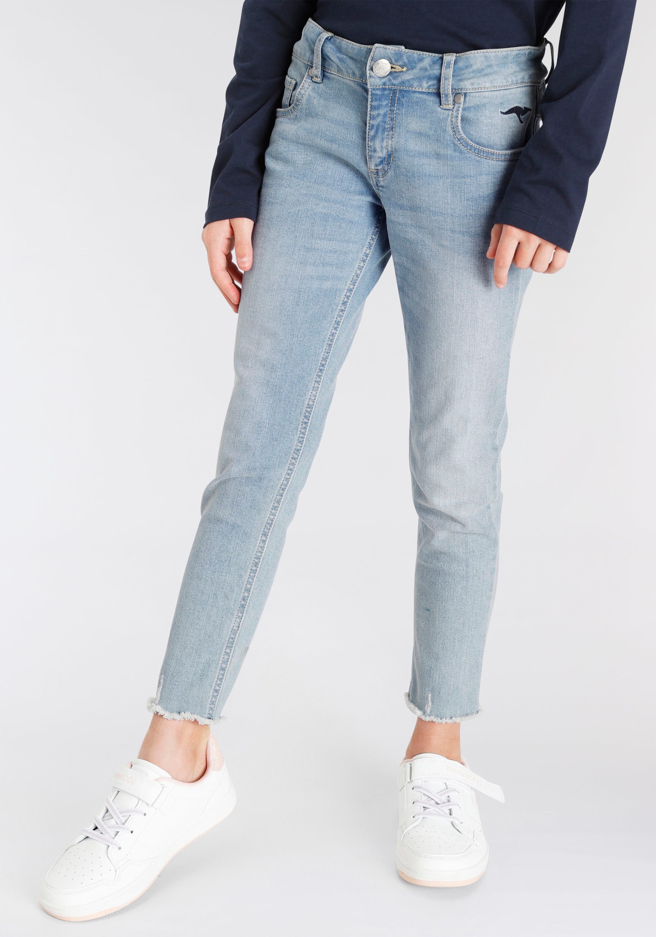KangaROOS 7/8-Jeans », Stretch-Jeans mit Logo-Stickerei«, schmale Passform, geschnittene Kante, niedrige Leibhöhe