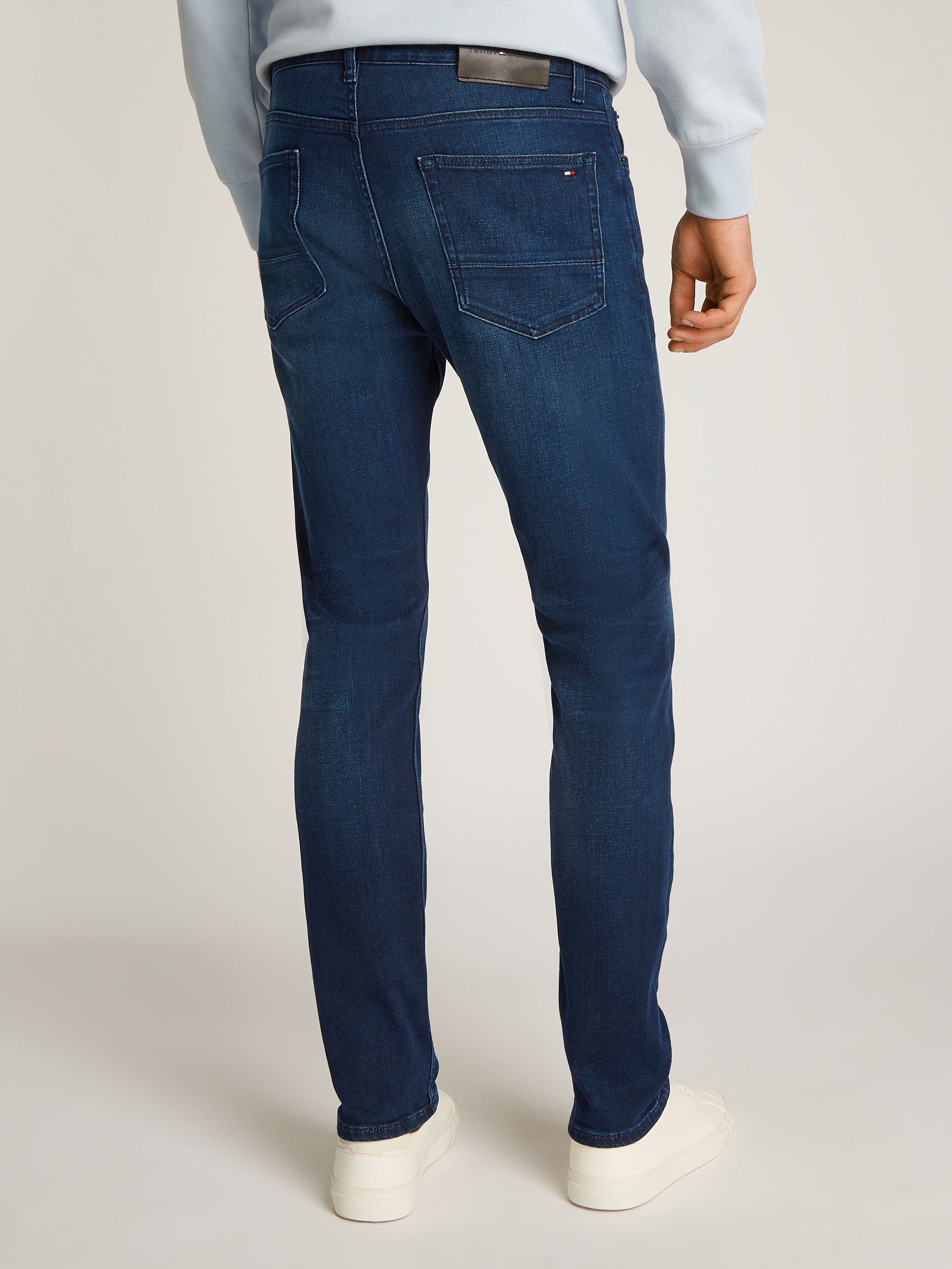 Tommy Hilfiger Slim-fit-Jeans »CORE BLEECKER«, mit dezenter Waschung