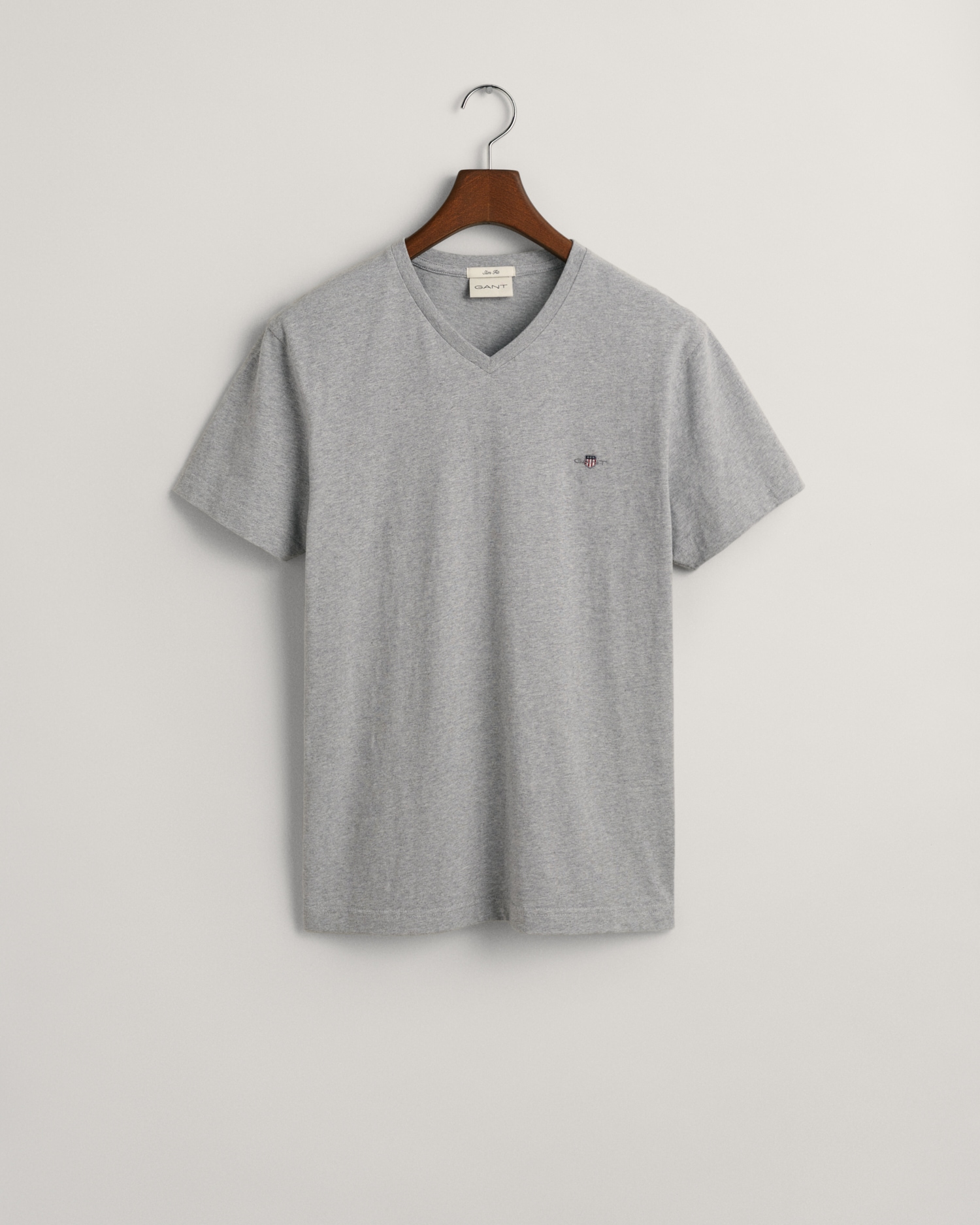 Gant T-Shirt »SLIM SHIELD V-NECK online der kleinen Brust mit bestellen einer T-SHIRT«, auf Logostickerei