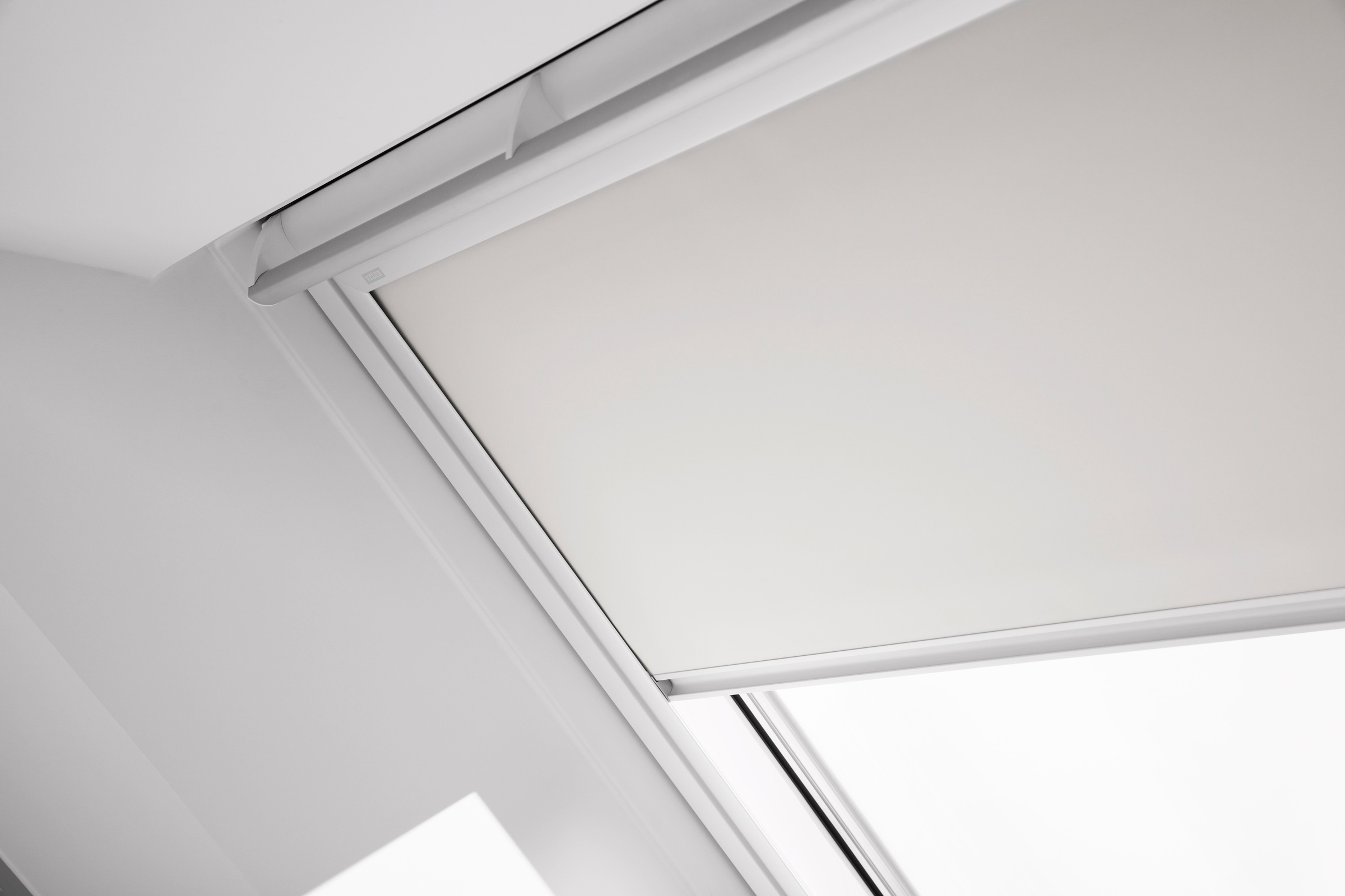 VELUX Verdunklungsrollo »DKL PK06 1025SWL« verdunkelnd Verdunkelung ohne Bohren in Führungsschienen weiße Führungsschienen & Griffleiste