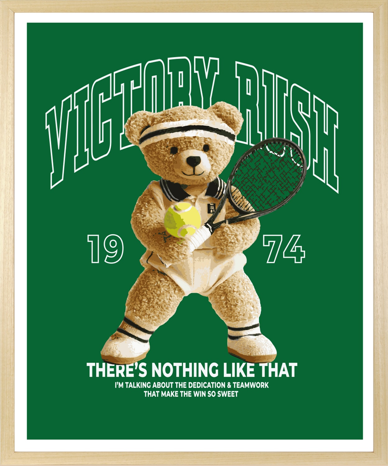 queence Bild mit Rahmen »Vintage Teddy Bär in Tennis Outfit« Bär | Bären | Fashion | Figuren | Mode | Modebilder | Schriftzug HD Premium Poster-Druck inkl. Echtholzrahmen in beige