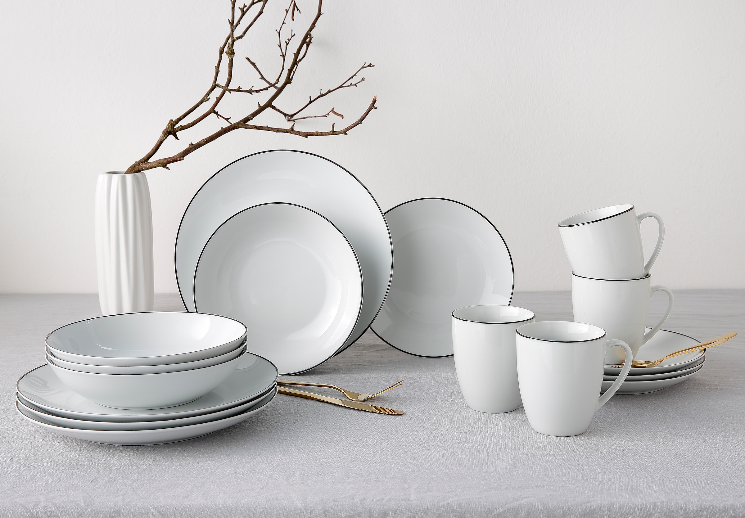 Leonique Kombiservice »Madeline«, (Set, 16 tlg., je 4 Speise-, Dessert-, Suppenteller, Kaffeebecher), Geschirr, trendige Coupeform, handgemalte, schwarzes Liniendekor