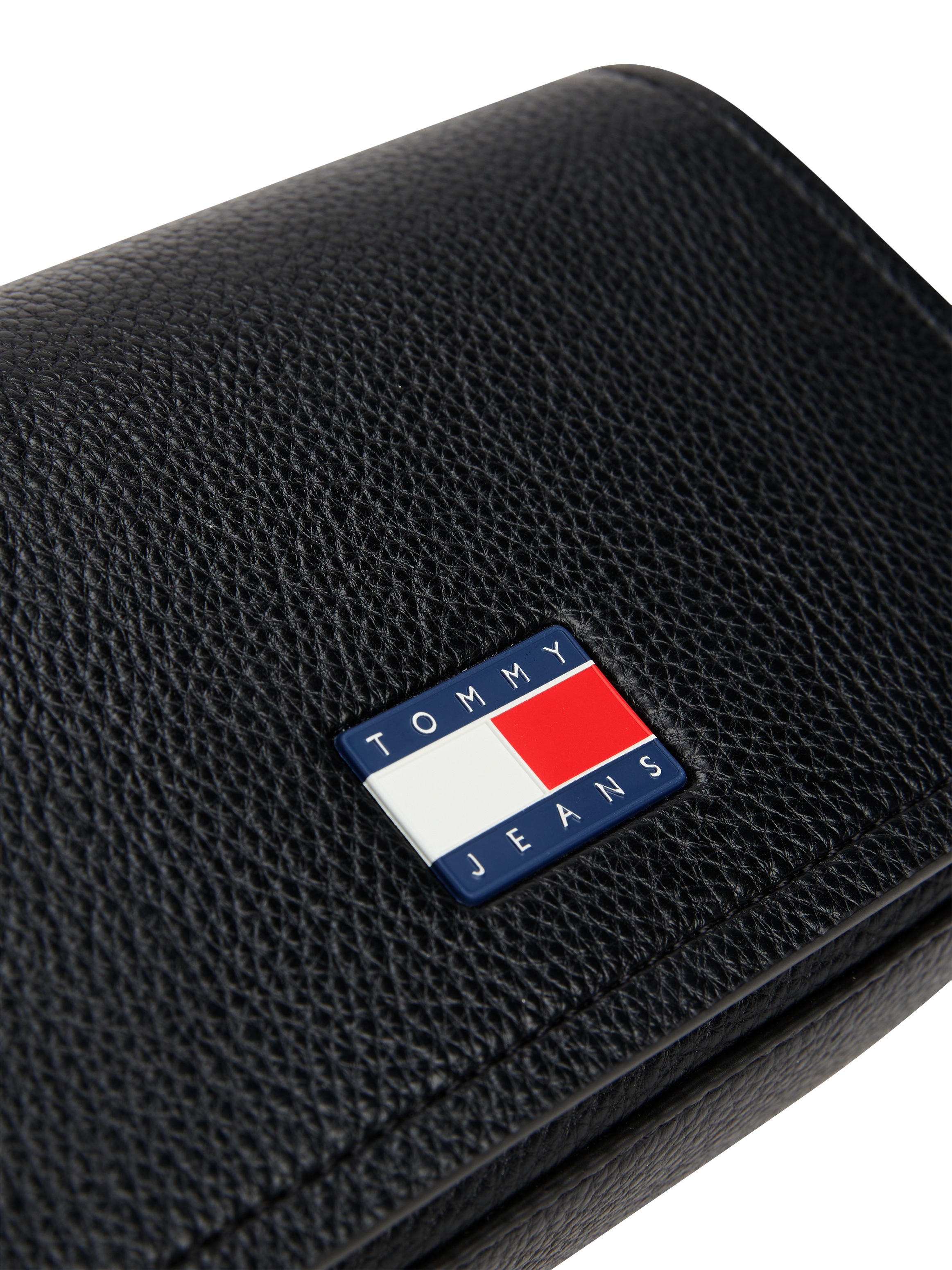 Tommy Jeans Umhängetasche »TJW MUST FLAP CROSSOVER«, Damen Schultertasche, Minibag mit Tommy-Schmuckemblem