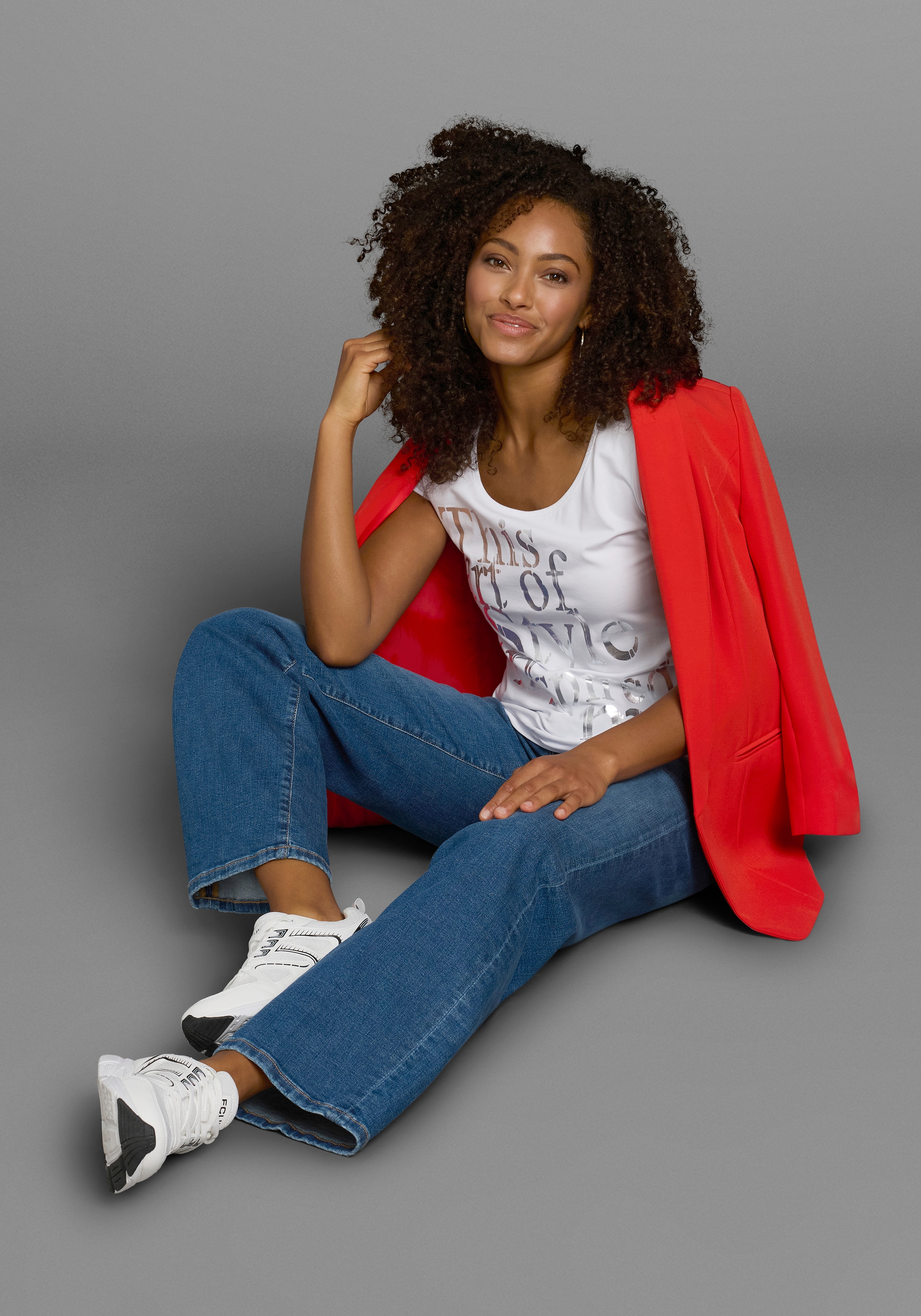 Laura Scott T-Shirt sehr figurbetonte Passform, mit Rundhalsausschnitt