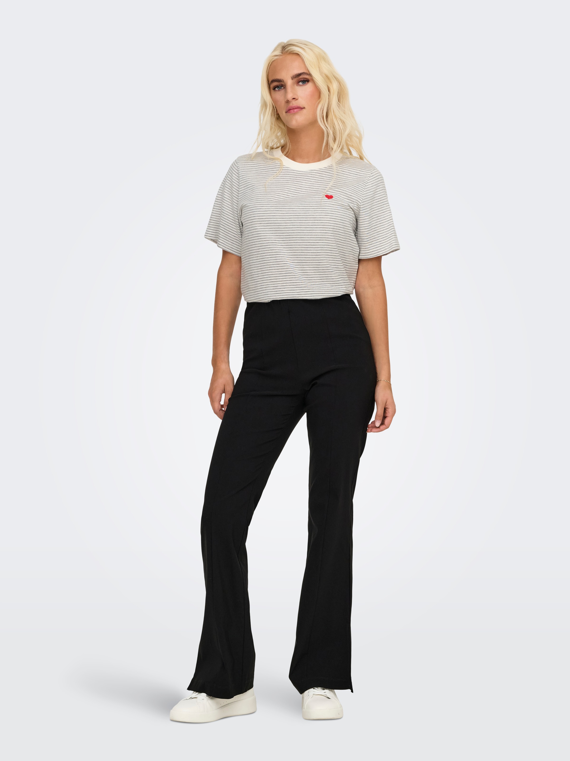 JDY Kurzarmshirt »JDYPISA S/S PRINT TOP JRS NOOS«, mit Herz Stickerei