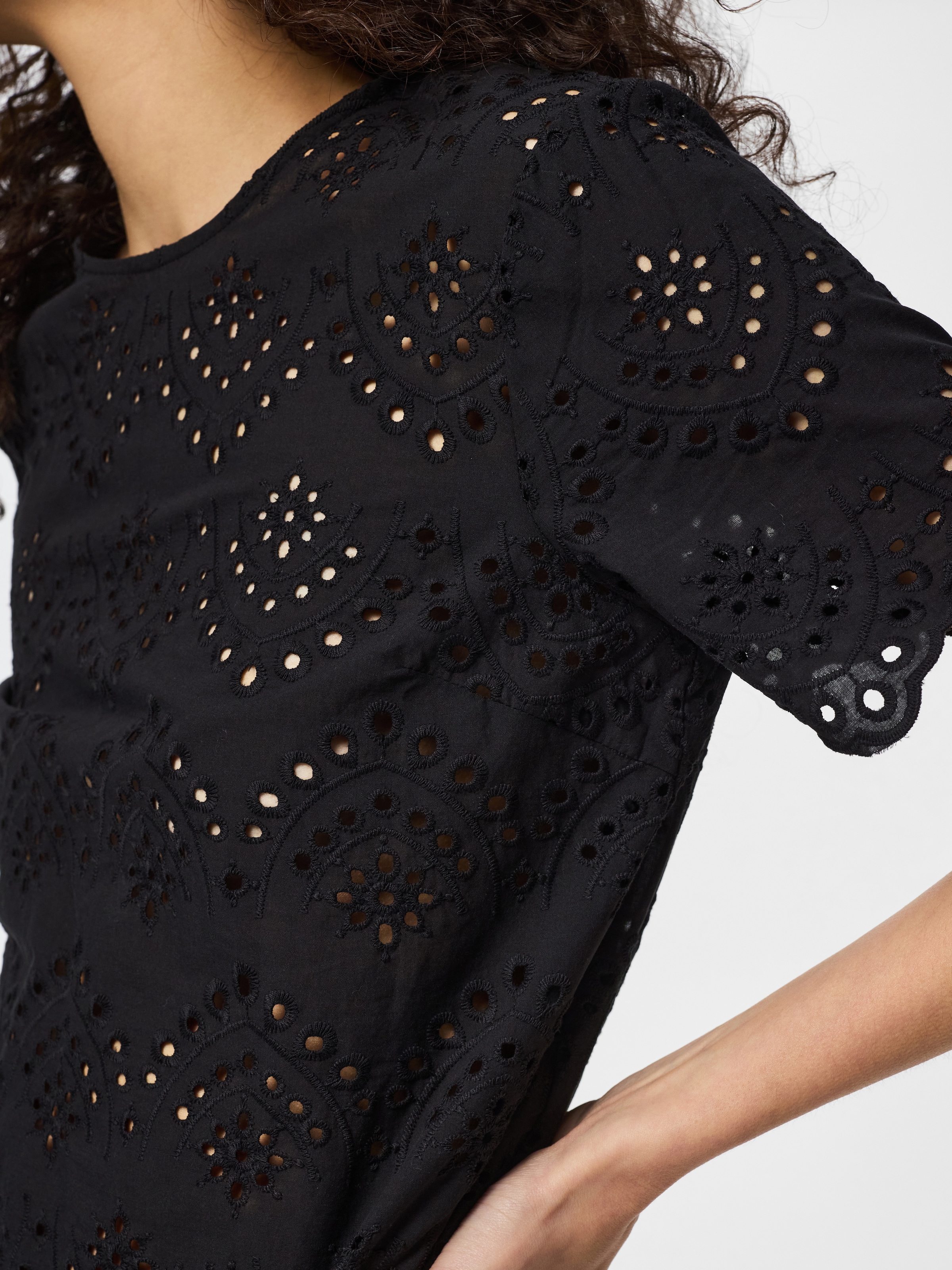 pieces Shirttop »PCVILDE SS TOP WVN NOOS« mit Allover-Lochstickerei