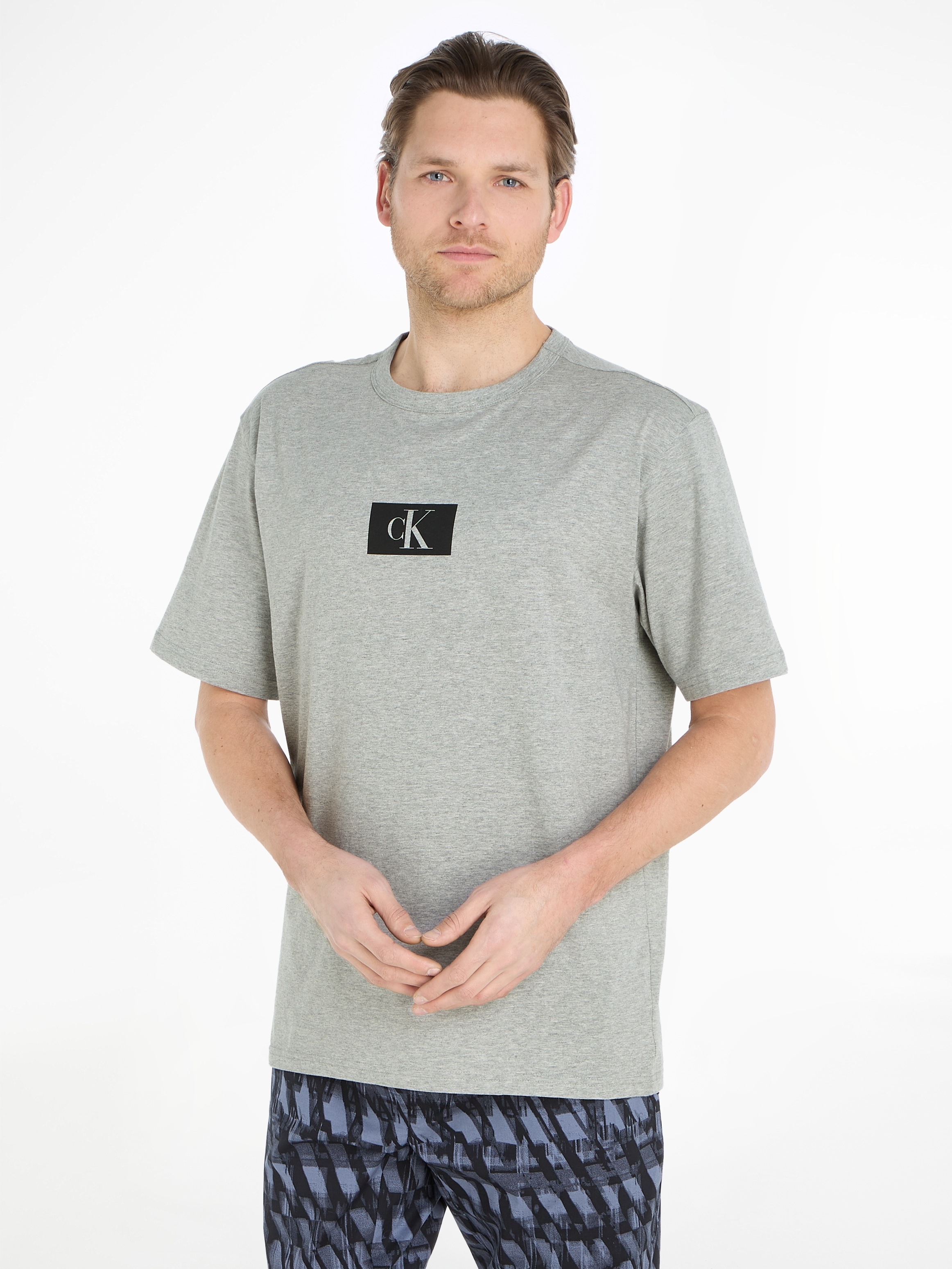 Calvin Klein T-Shirt »S/S CREW bei Logodruck mit der NECK«, online Brust auf