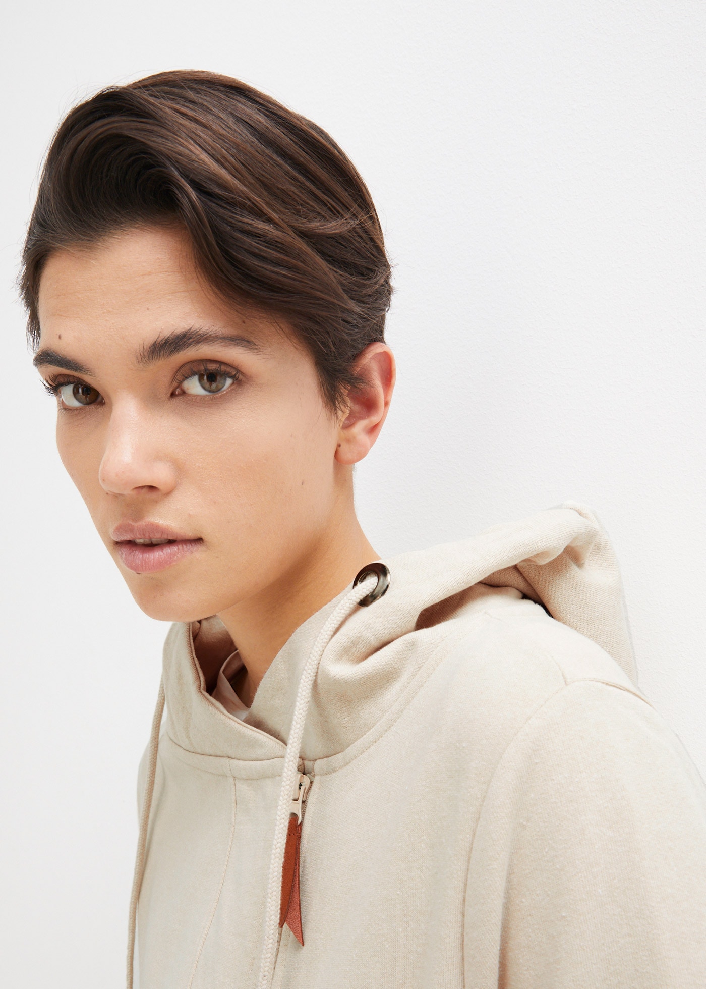 bonprix Kapuzensweatjacke mit versetztem Reißverschluss und Eingrifftaschen