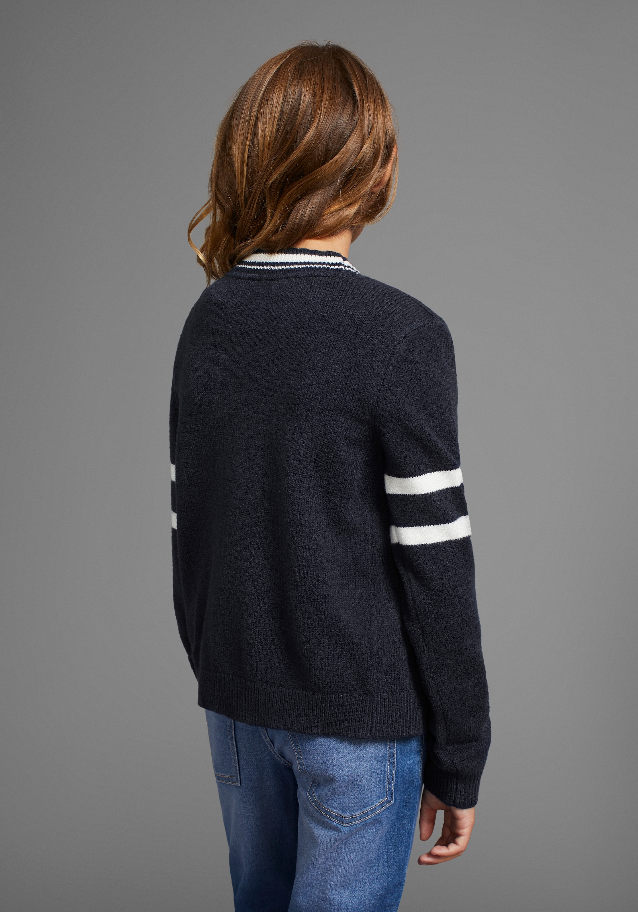 DELMAO Strickjacke »im Collegestyle mit Badge« Trendiger Style für Mädchen