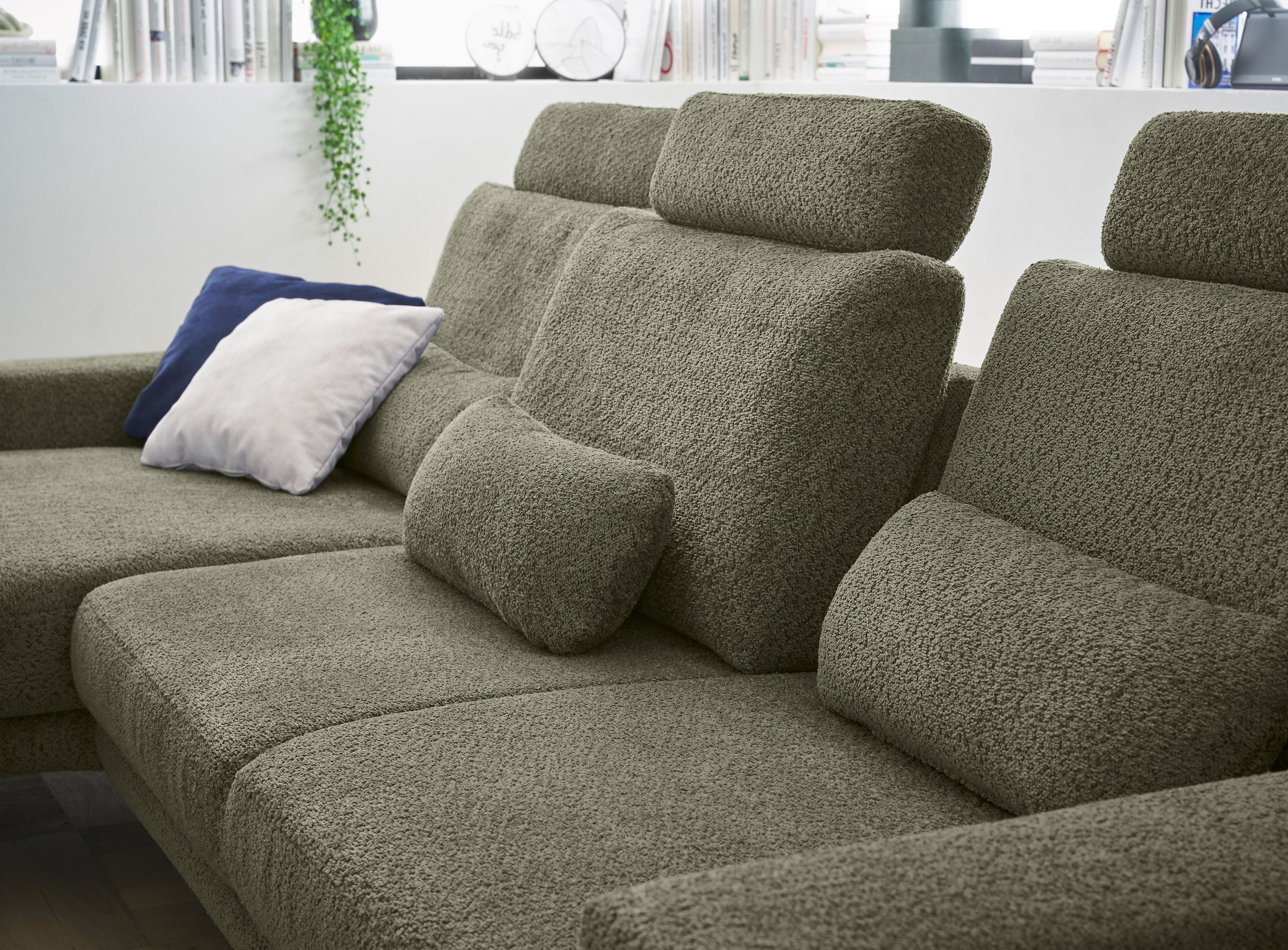 set one by Musterring Ecksofa »SO 3600, inkl motor. Sitztiefenverstellung, Kopfstützen, Nierenkissen«, Sitzhöhe 42 cm, Federkern, Breite 293 x Tiefe 180 cm, Kama olive