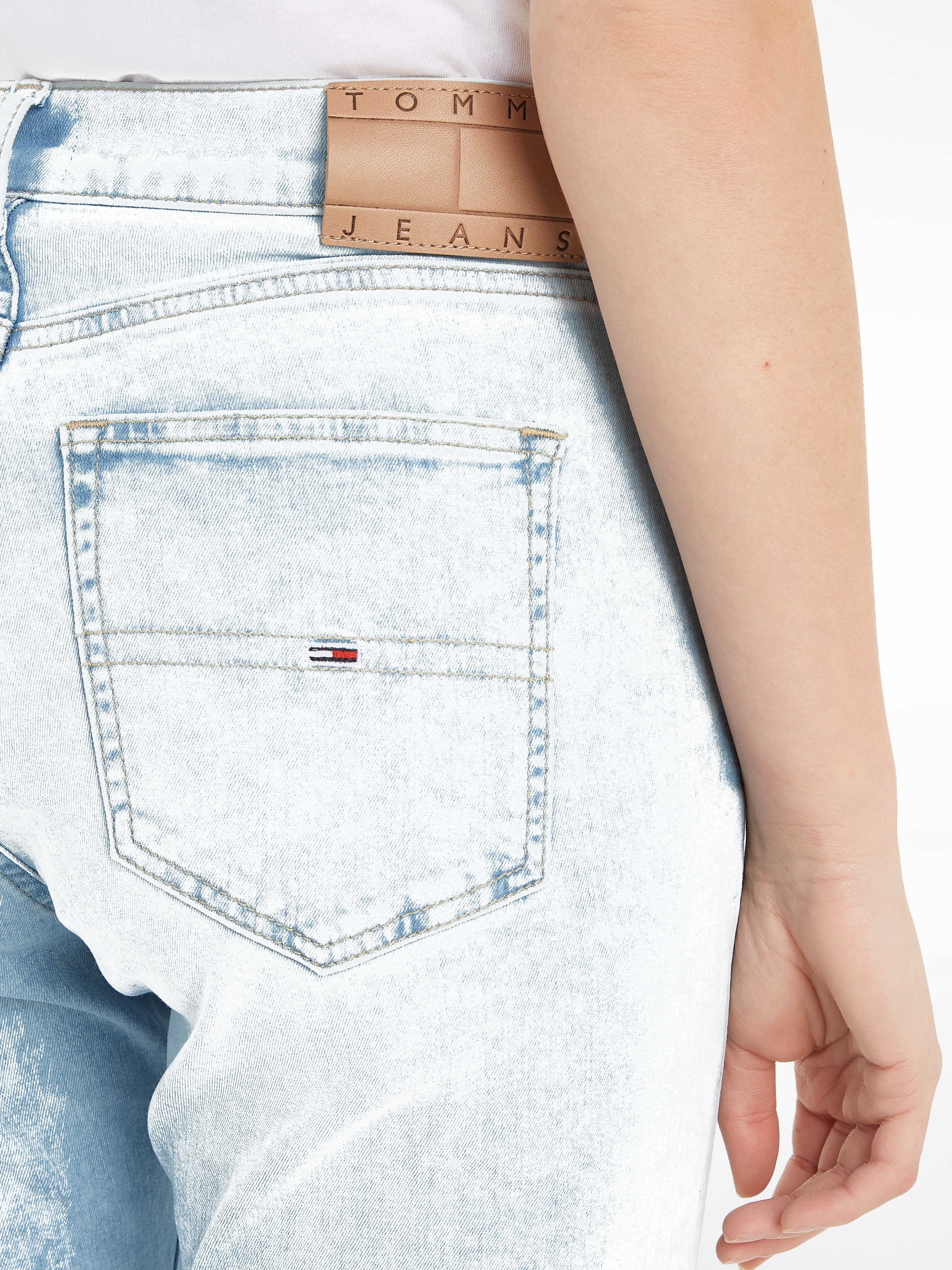 Tommy Jeans Bequeme Jeans bei mit »Sylvia«, Ledermarkenlabel online