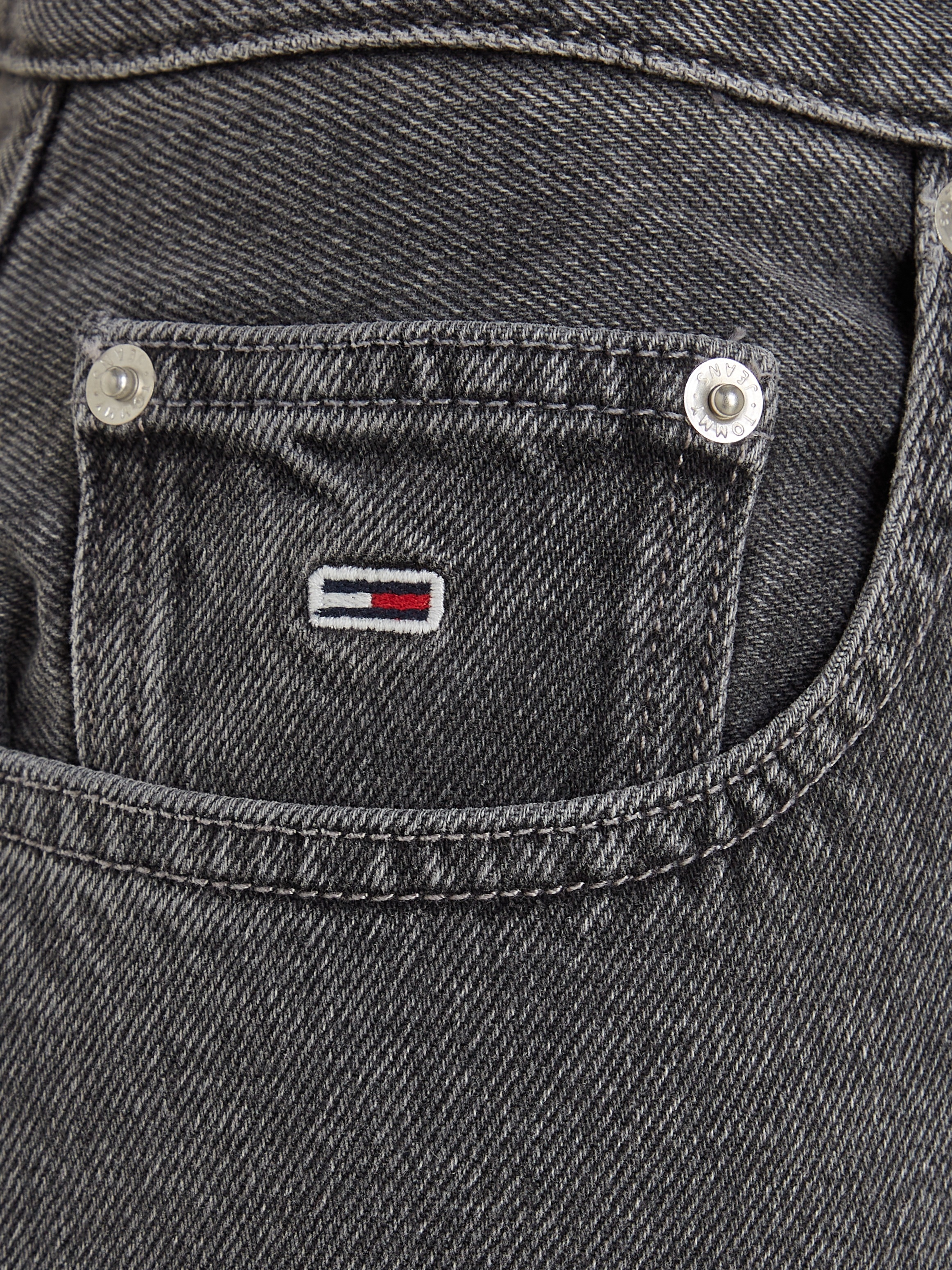 Tommy Jeans Mom-Jeans »MOM JEAN UHR TPR CG5136«, mit Logobadge und  Labelflags online bestellen