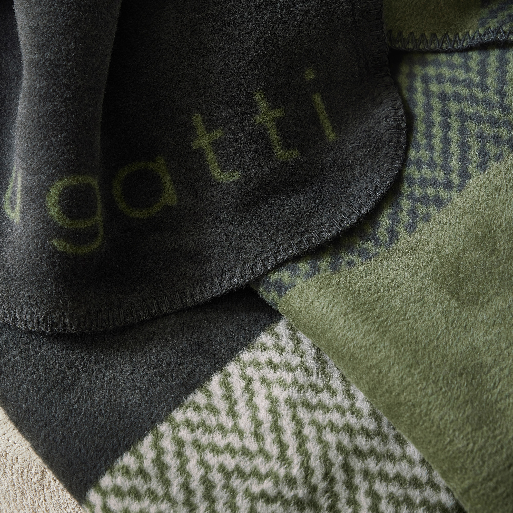 bugatti Wohndecke »Wohndecke bugatti«, mit modernem Patchwork-Design