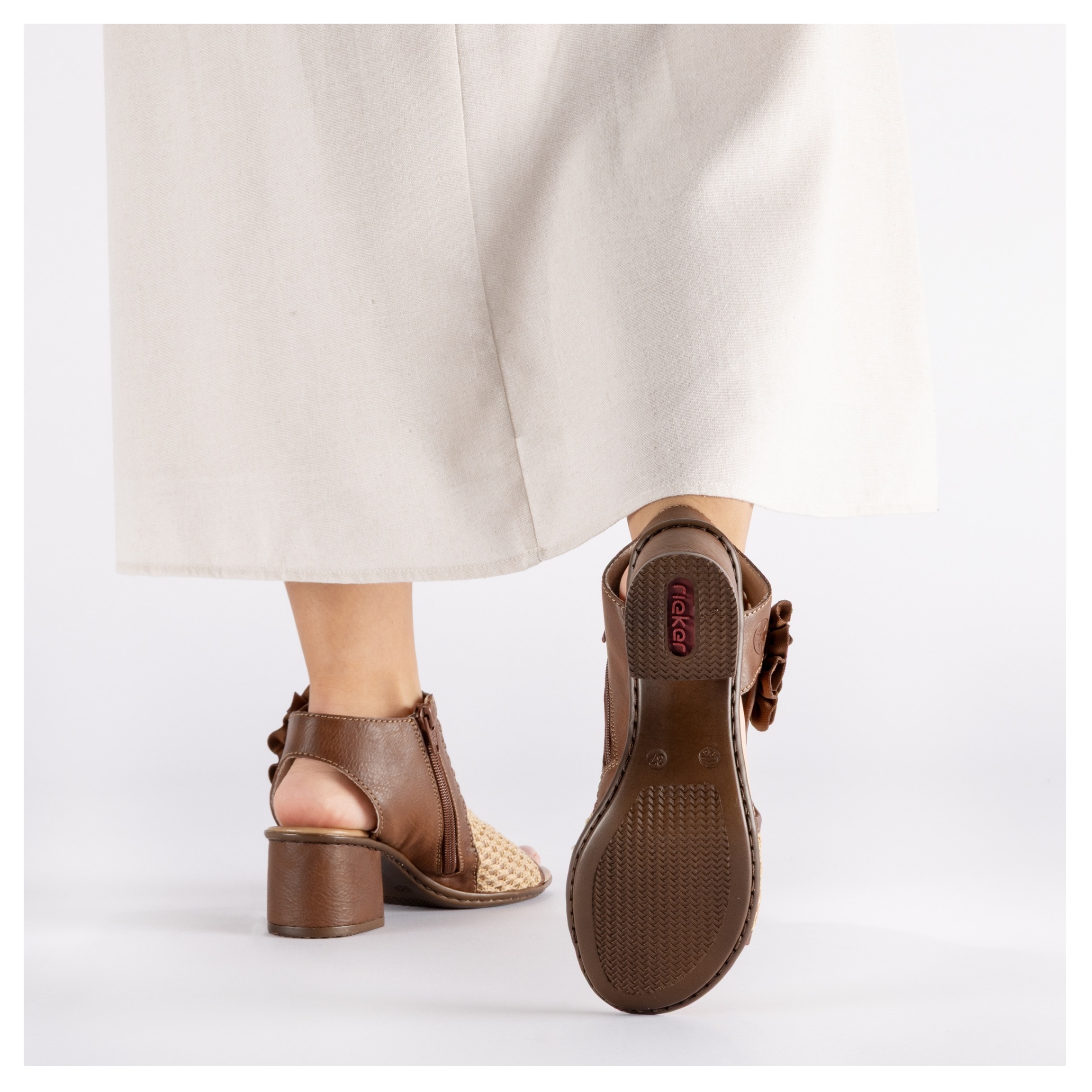 Rieker Schaftsandalette  Sommerschuh, Urlaubsschuh mit dekorativer Blüten-Verzierung