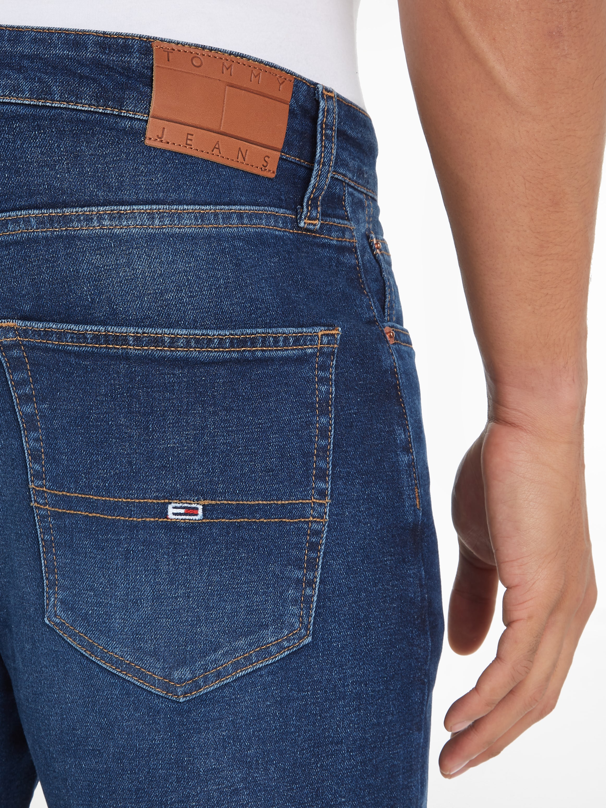 Tommy Jeans Regular-fit-Jeans »DAD JEAN RGLR TPRD«, mit Logoprägung