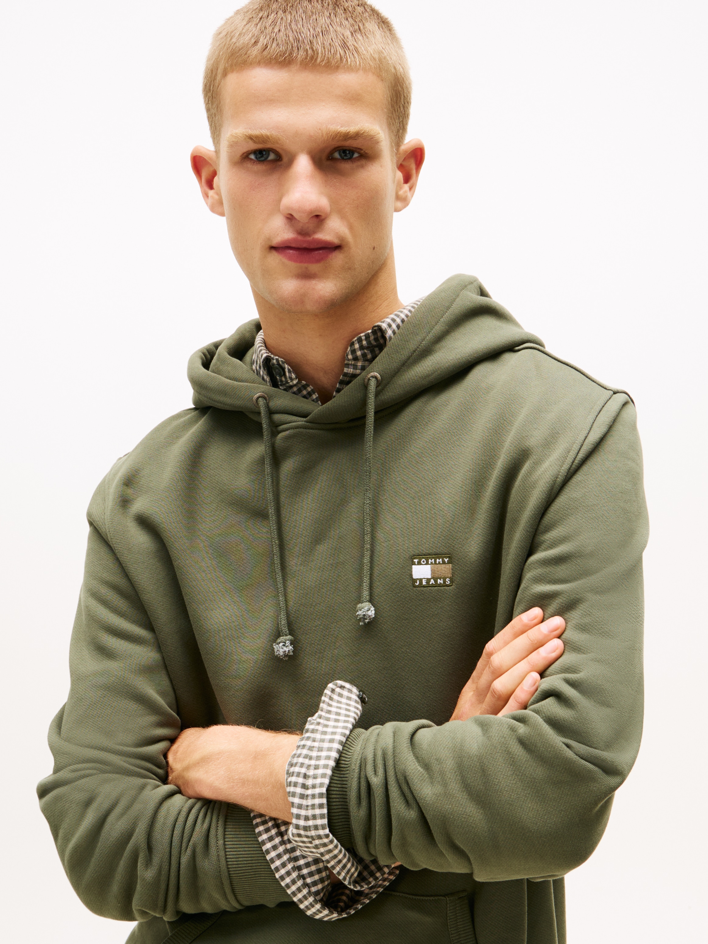 Tommy Jeans Hoodie »TJM REG BADGE HOODIE EXT«, Mit Rundhalsausschnitt
