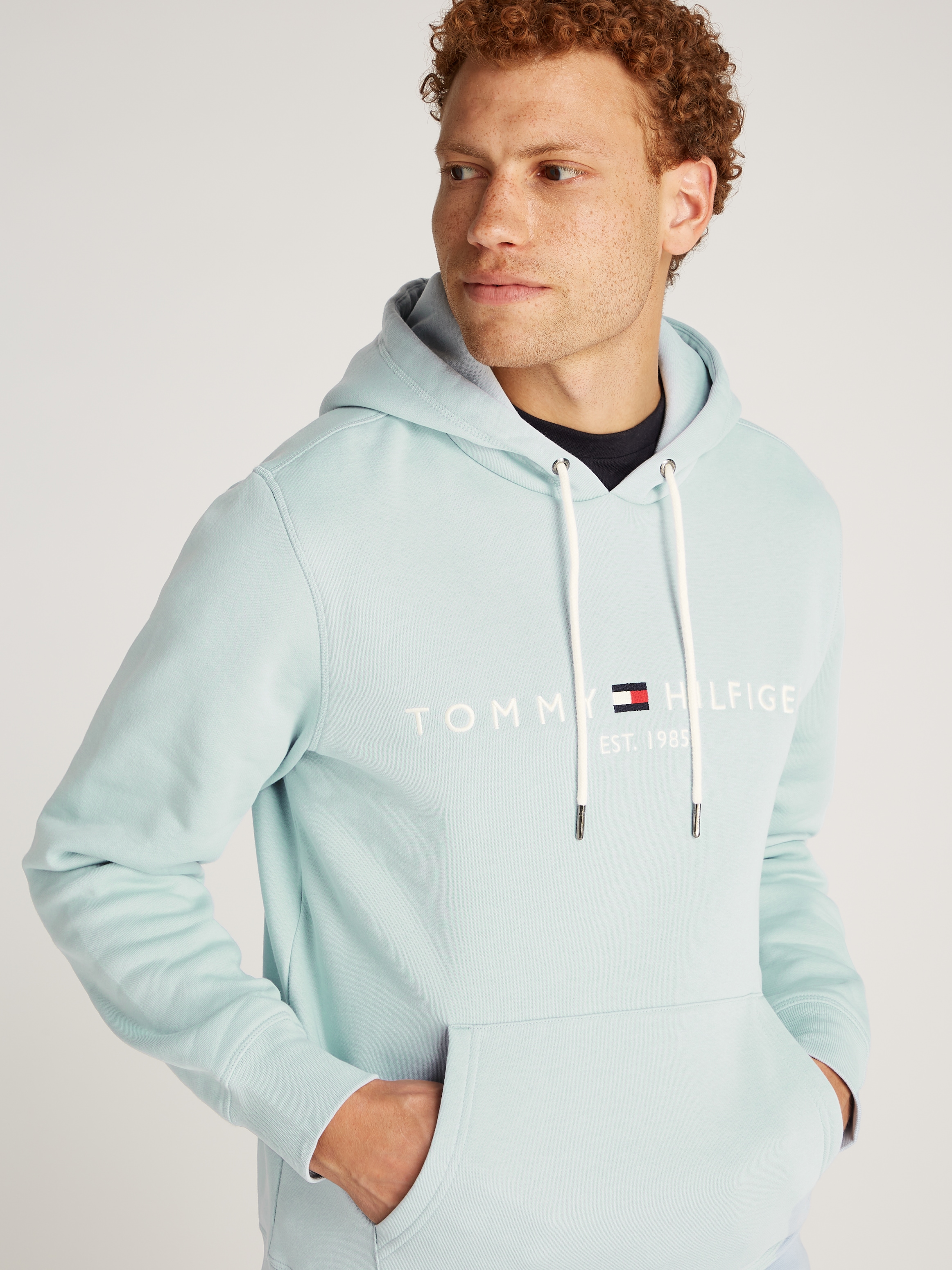 Tommy Hilfiger Kapuzensweatshirt »TOMMY LOGO HOODY mit Kapuze und Kängurutasche«, unifarben, casual, regular fit, Baumwollmix, Kapuze