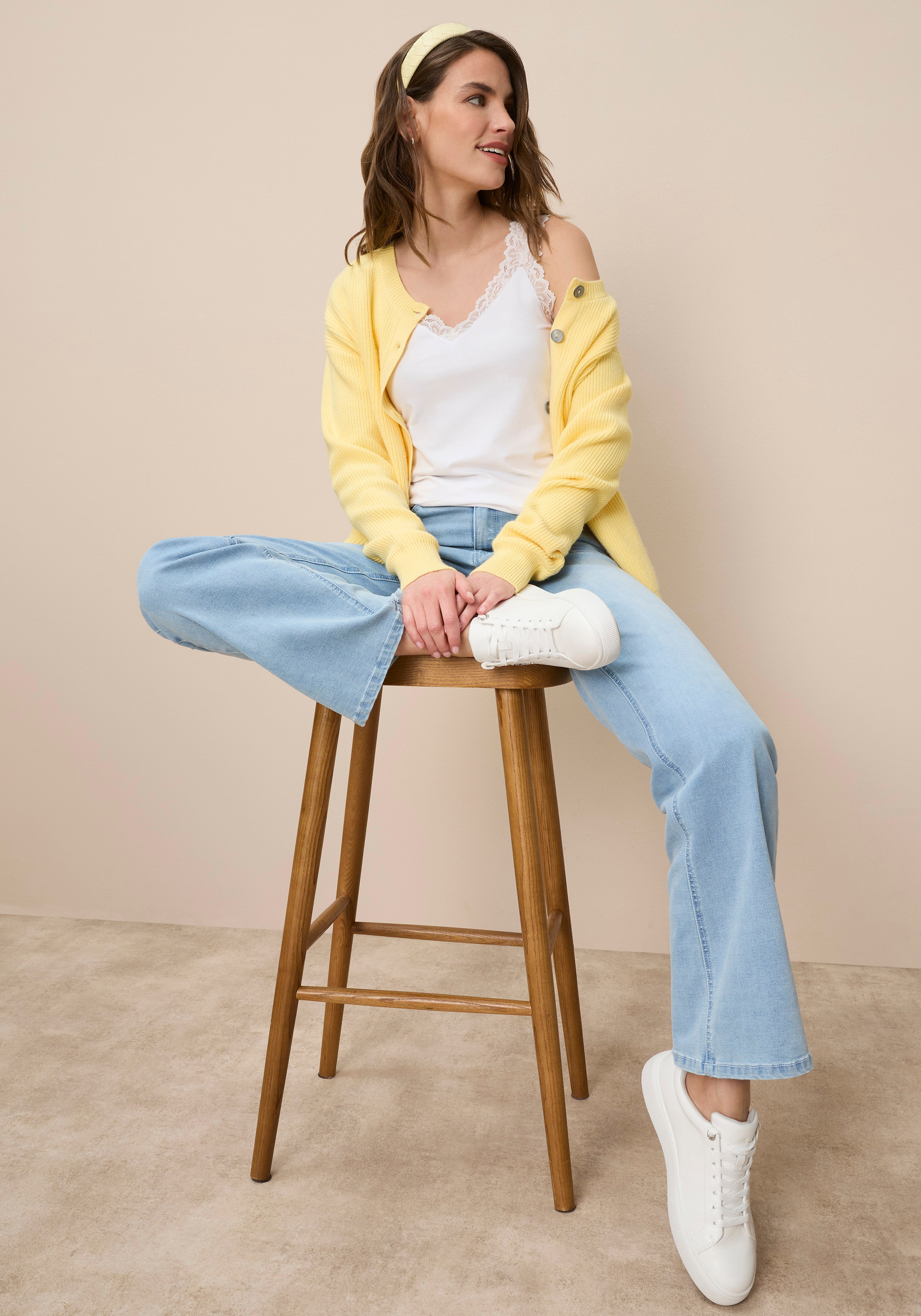 Tamaris Spitzentop mit femininen V-Ausschnitt, figurbetont