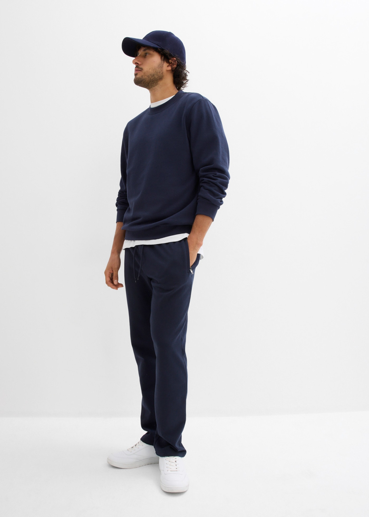 bonprix Jogginghose  mit Reißverschlusstaschen, aus Baumwolle und Polyester, Regular Fit
