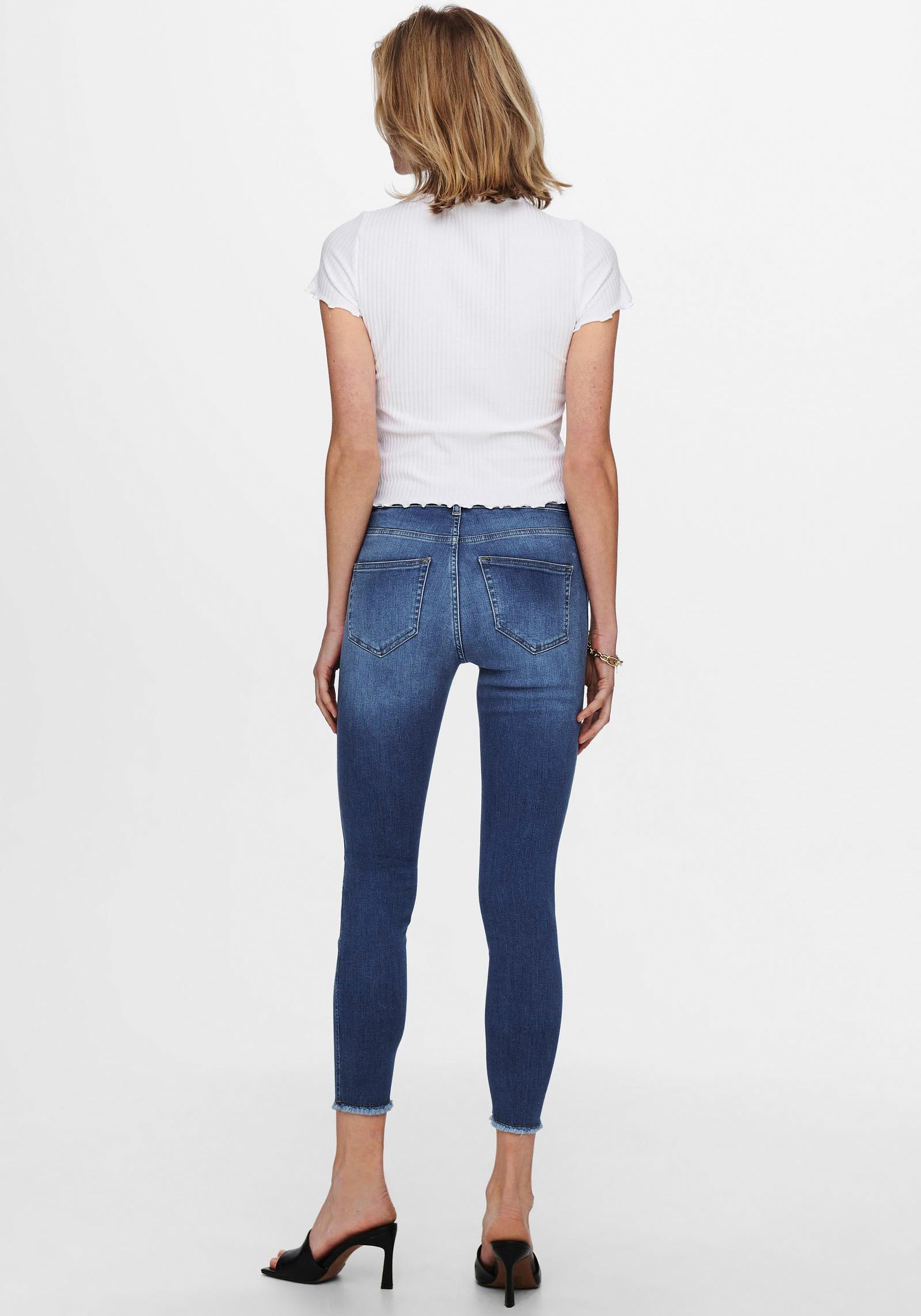 ONLY Rundhalsshirt »ONLEMMA S/S SHORT TOP NOOS JRS« Rundhals, modisch, regular fit, gewellter Abschluss, unifarben