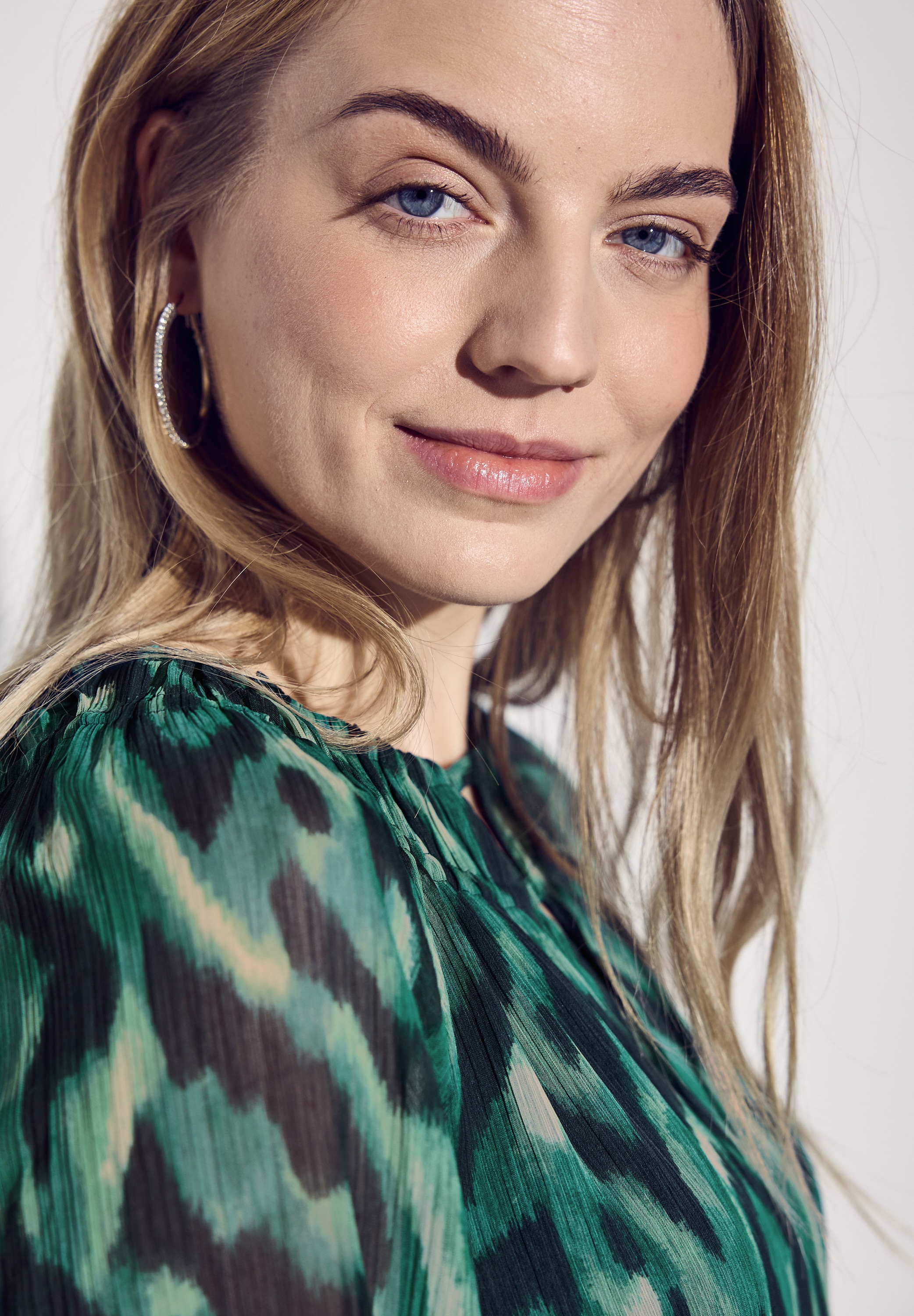 STREET ONE Chiffonbluse, mit grafischem Muster und Raffungen am Kragen